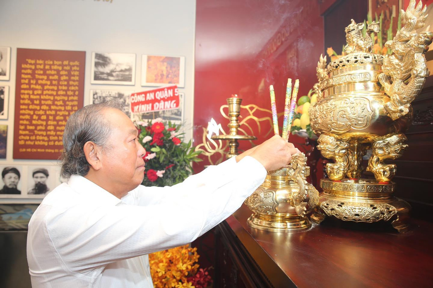 Nguyên Phó Thủ tướng Thường trực Chính phủ Trương Hòa Bình dâng hương trước anh linh Chủ tịch Hồ Chí Minh.