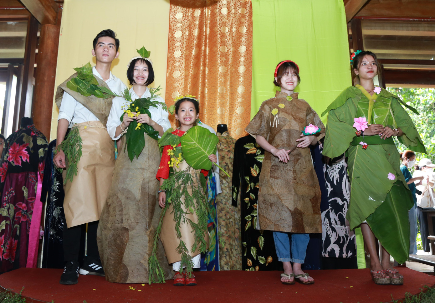 Hai nhóm sinh viên thuộc khoa Nhật Bản học (Trường Đại học Hutech) và khoa Văn hóa học (Đại học Văn hóa TPHCM) trình diễn các bộ trang phục từ các loại lá cây (lá sen, chuối, trầu...).