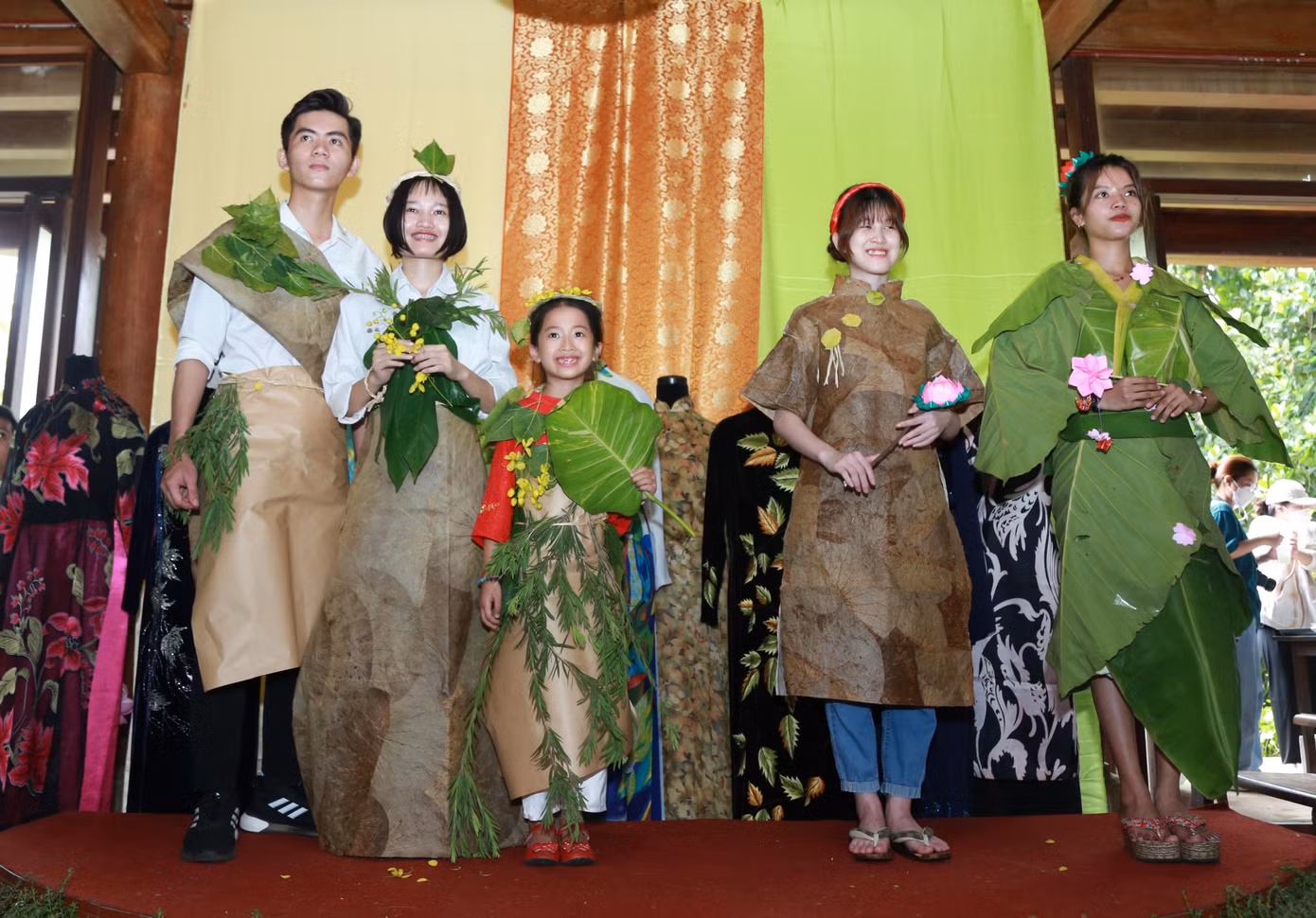 Hai nhóm sinh viên thuộc khoa Nhật Bản học (Trường Đại học Hutech) và khoa Văn hóa học (Đại học Văn hóa TPHCM) trình diễn các bộ trang phục từ các loại lá cây (lá sen, chuối, trầu...). Hai nhóm sinh viên thuộc khoa Nhật Bản học (Trường Đại học Hutech) và khoa Văn hóa học (Đại học Văn hóa TPHCM) trình diễn các bộ trang phục từ các loại lá cây (lá sen, chuối, trầu...).