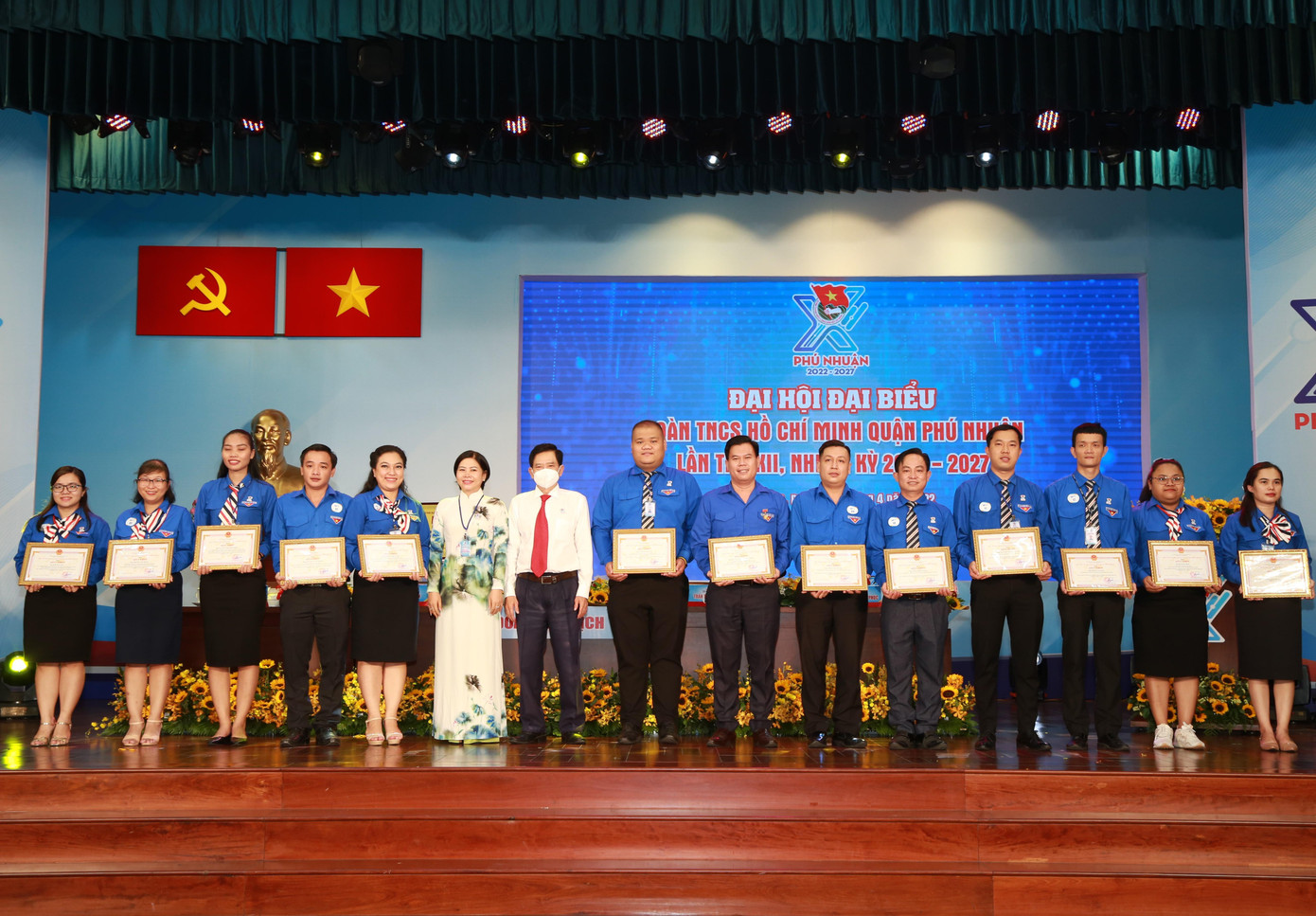 Dịp này, các cá nhân tiêu biểu đã đón nhận khen thưởng của UBND quận Phú Nhuận.