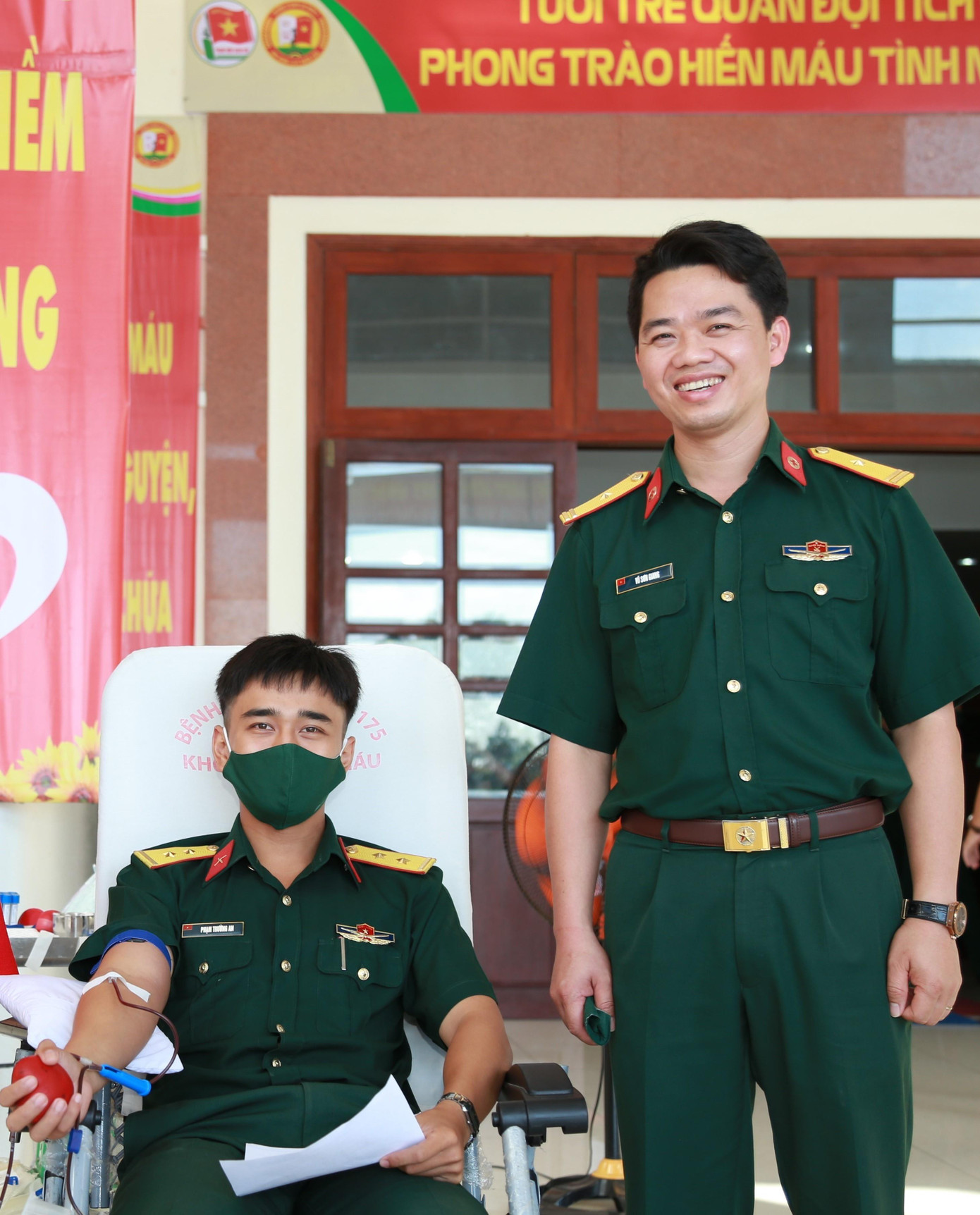 Bác sĩ Vũ Sơn Giang (phải) đồng hành với báo Tiền Phong trong chương trình Chủ nhật Đỏ tiếp nhận máu tại Trường Sĩ quan Lục quân 2 (Đồng Nai) vào đầu tháng 3 vừa qua Bác sĩ Vũ Sơn Giang (phải) đồng hành với báo Tiền Phong trong chương trình Chủ nhật Đỏ tiếp nhận máu tại Trường Sĩ quan Lục quân 2 (Đồng Nai) vào đầu tháng 3 vừa qua
