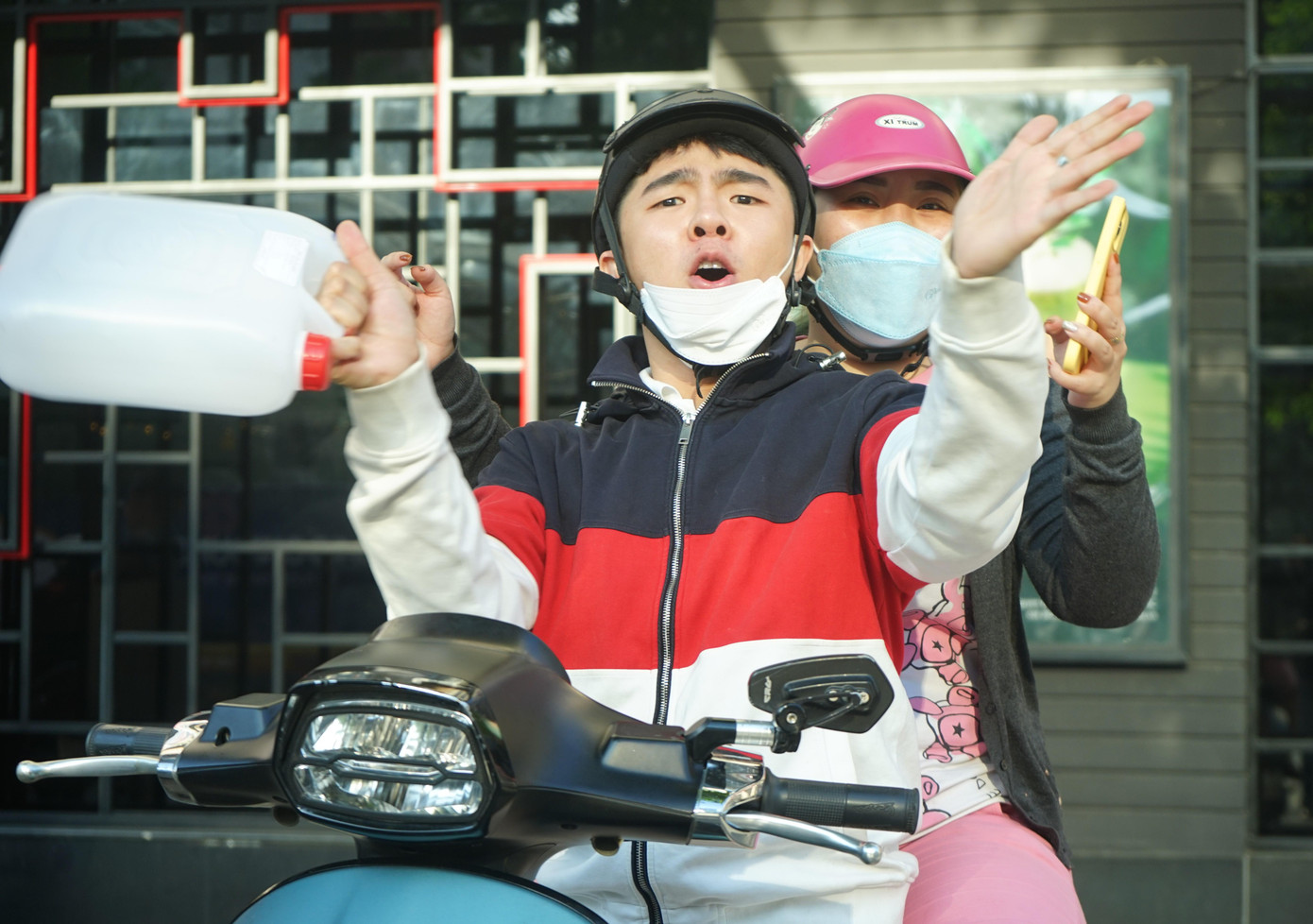 Bạn trẻ nhiệt tình cổ vũ nàng hậu.