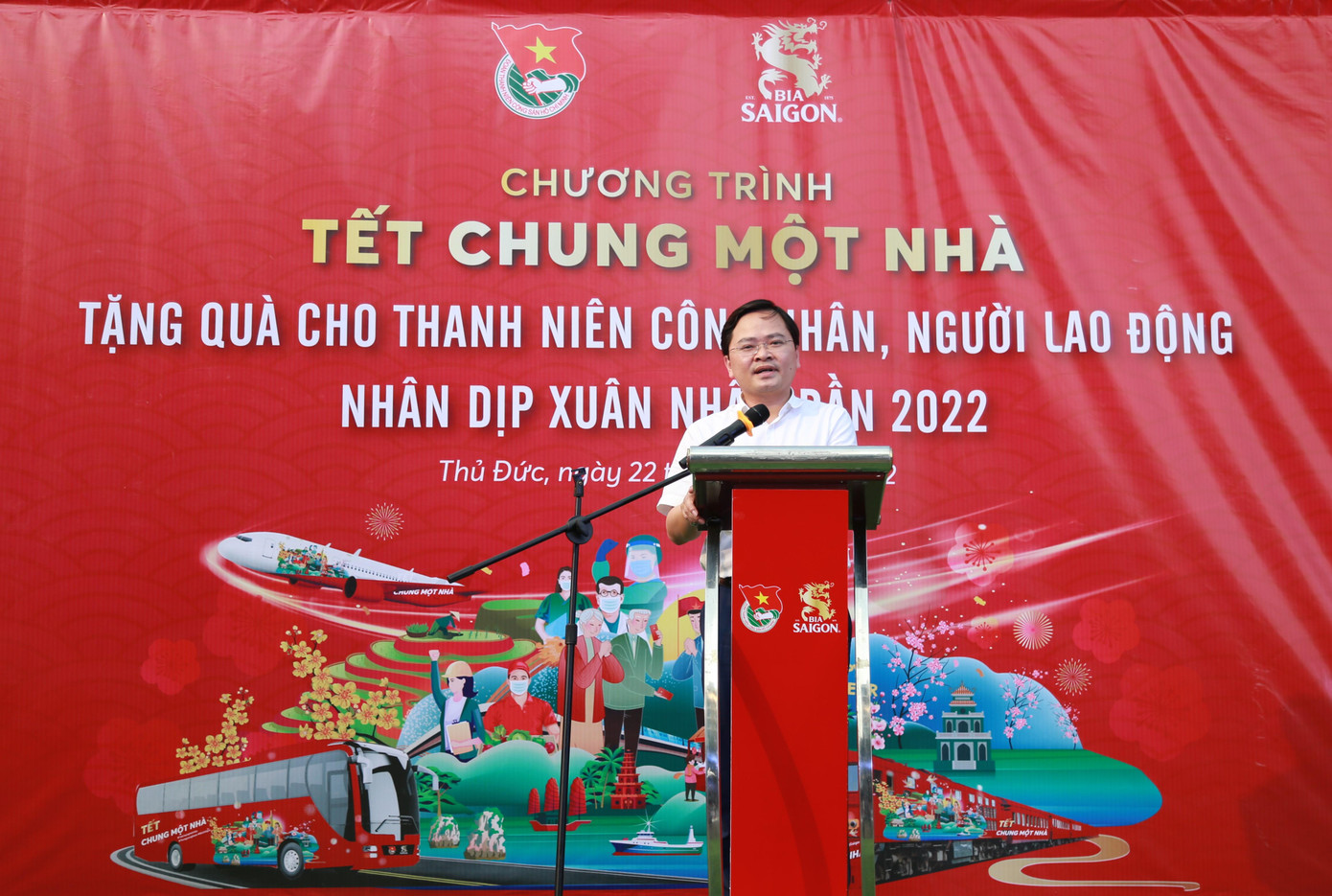 Ủy viên T.Ư Đảng, Bí thư thứ nhất T.Ư Đoàn Nguyễn Anh Tuấn chia sẻ với khó khăn của bà con nhân dân sau thời gian dài chịu ảnh hưởng của đại dịch COVID-19 - Ảnh: Ngô Tùng