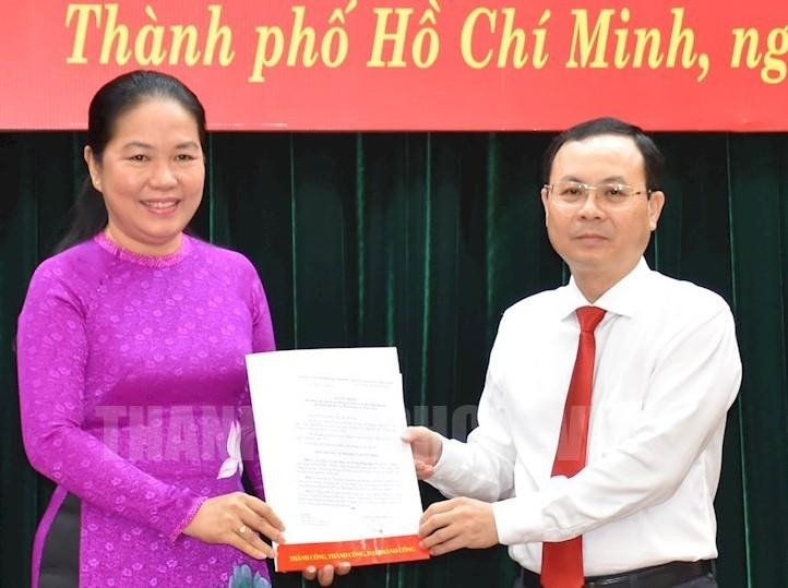 Phó Bí thư Thành ủy TPHCM Nguyễn Văn Hiếu trao quyết định điều động cho bà Lê Thị Hồng Nga. Ảnh: HCMCPV.ORG.VN