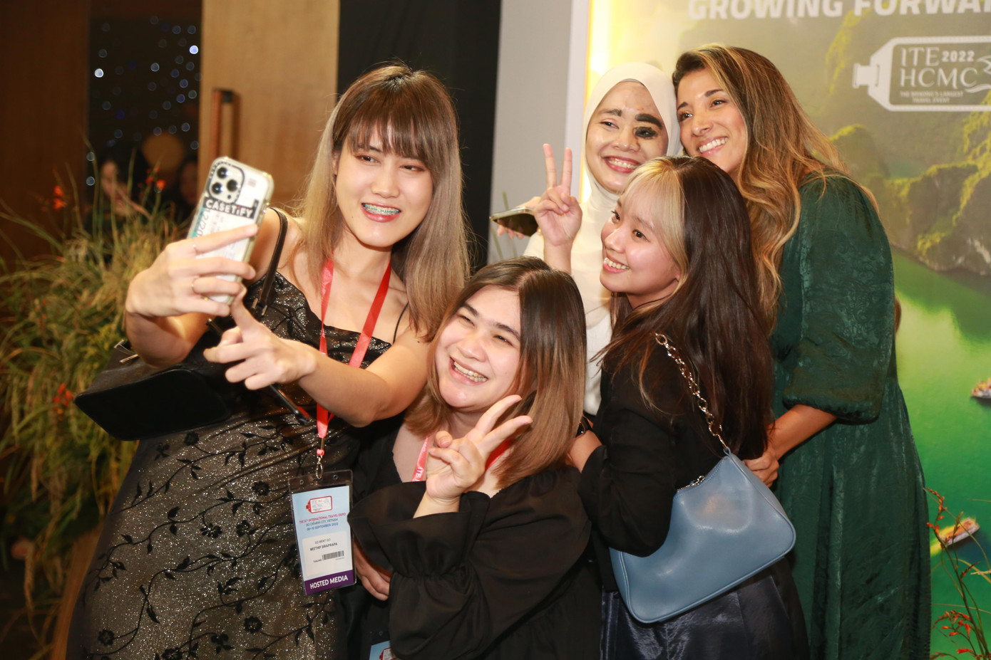 Đại biểu, truyền thông và bạn bè quốc tế chụp ảnh lưu niệm tại sự kiện. Ảnh: Ngô Tùng