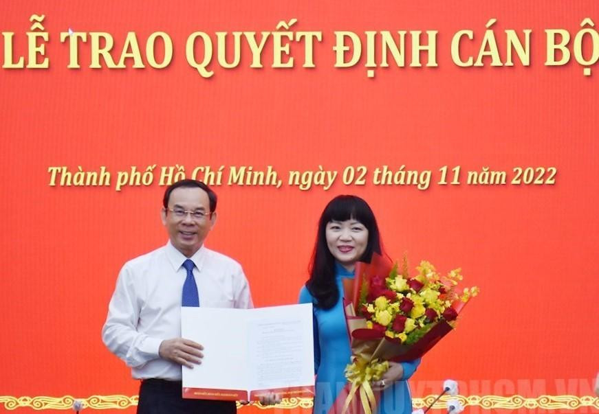 Bí thư Thành ủy TPHCM Nguyễn Văn Nên trao quyết định bổ nhiệm cho bà Phạm Thị Hồng Hà. Ảnh: hcmcpv.org.vn