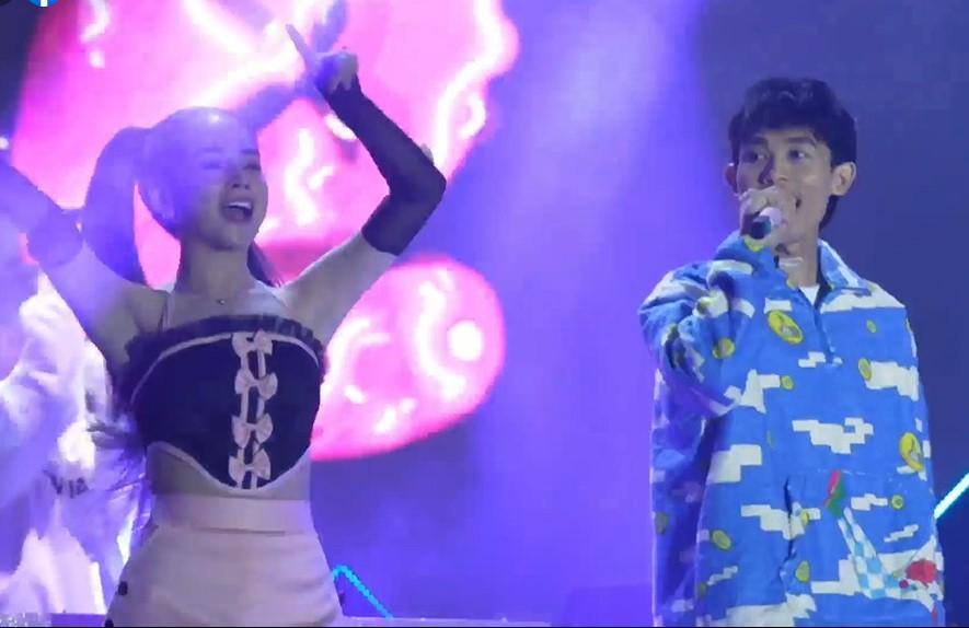 Mie và Hồng Thanh "quẩy" tại chương trình. Cặp đôi nghệ sĩ hiện đang được đông đảo bạn trẻ yêu mến.