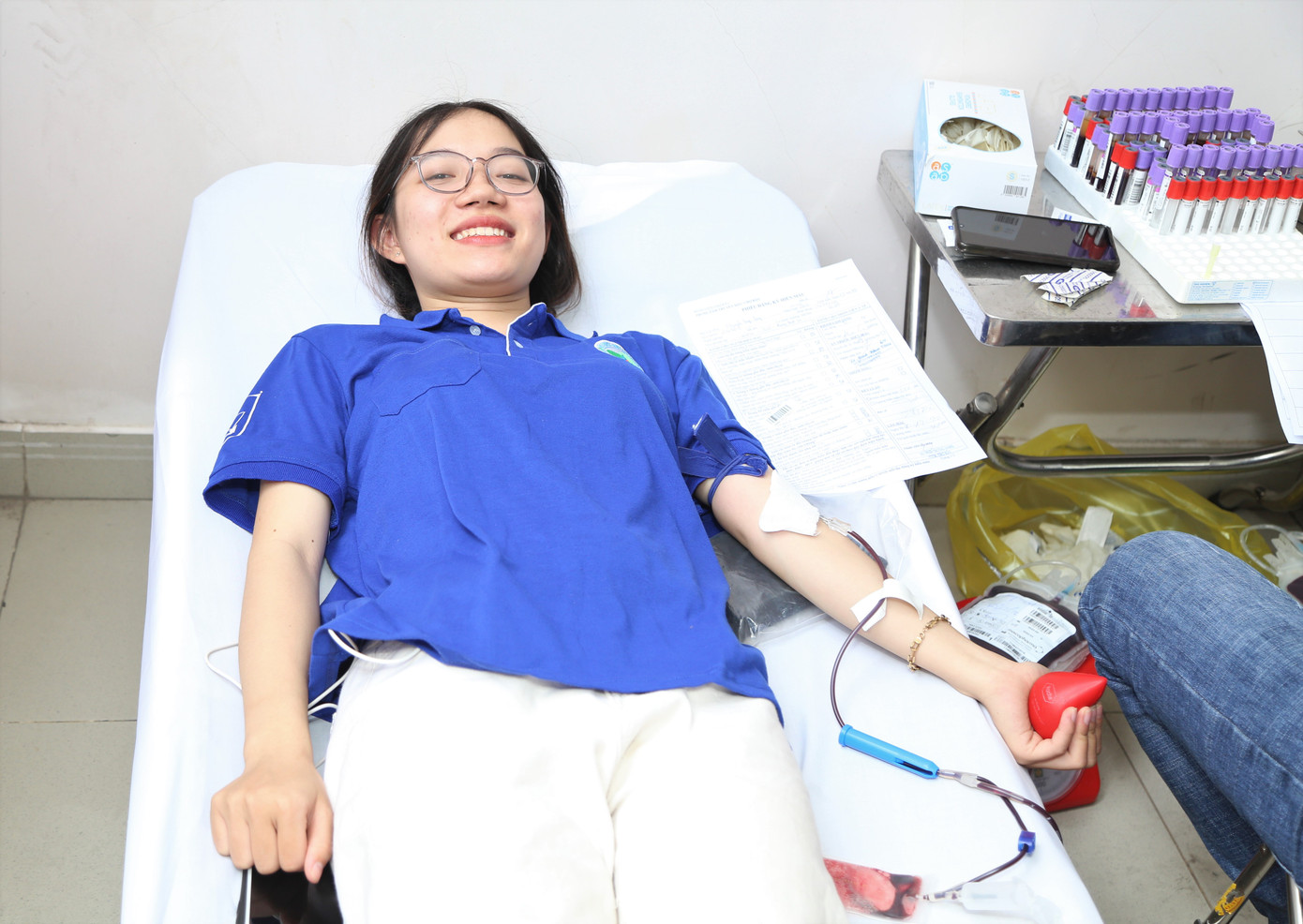 Giữ vai trò Đội trưởng Đội Công tác xã hội đồng thời là thành viên Ban Chỉ huy chiến dịch Xuân tình nguyện Trường Đại học Giao thông vận tải TPHCM, bạn Nguyễn Thùy Dung hăng hái tham gia nhiều công việc hỗ trợ tổ chức ngày hội Chủ nhật Đỏ. Thùy Dung cho biết, hiện các đội hình trong chiến dịch đang triển khai nhiều hoạt động chăm lo, vui xuân như Xuân chiến sĩ, Tết bạn bè...