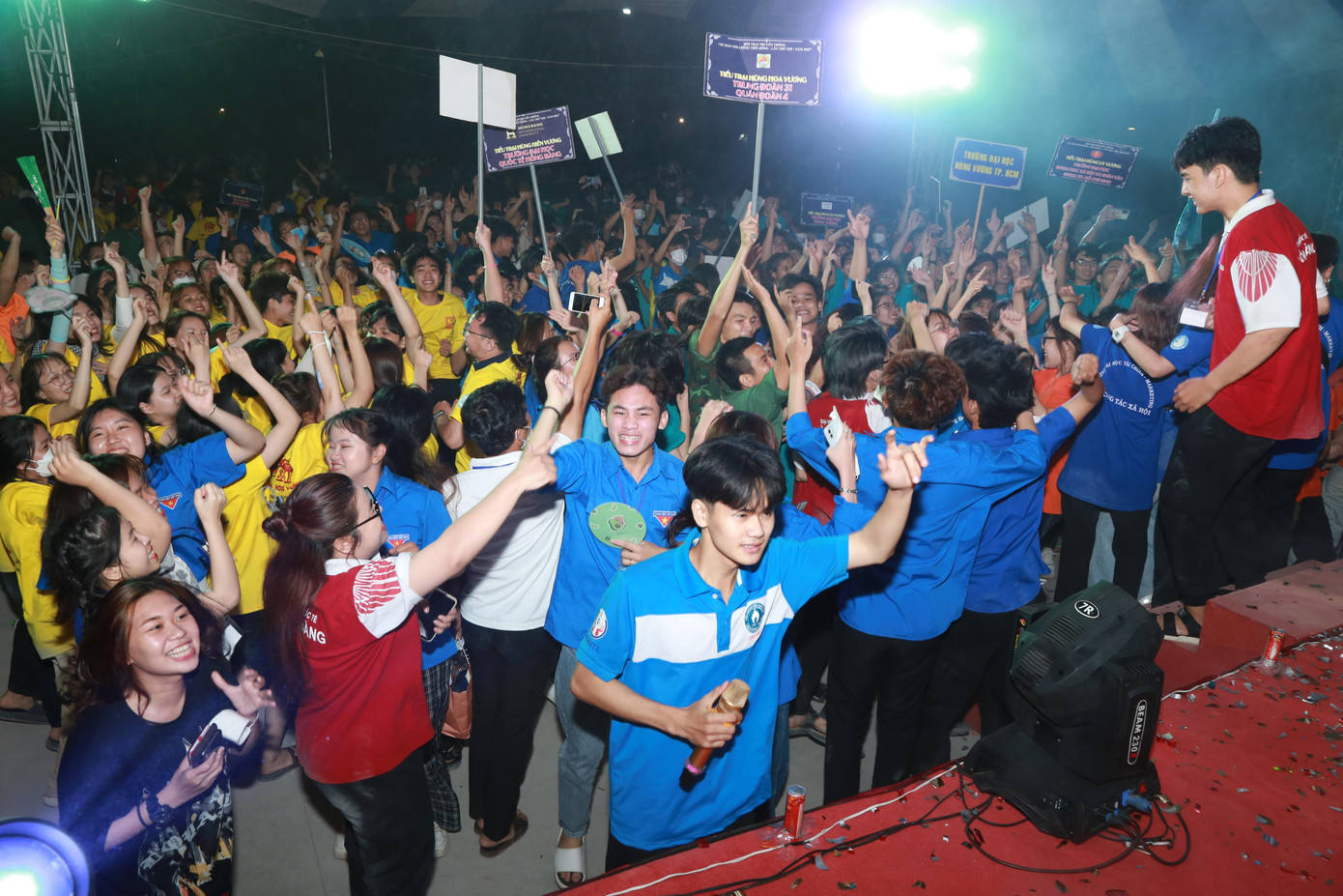 Tiết mục biểu diễn cuối của các bạn trẻ Trường Đại học Sư phạm kỹ thuật TPHCM được tất cả các trại sinh cổ động, hưởng ứng theo.