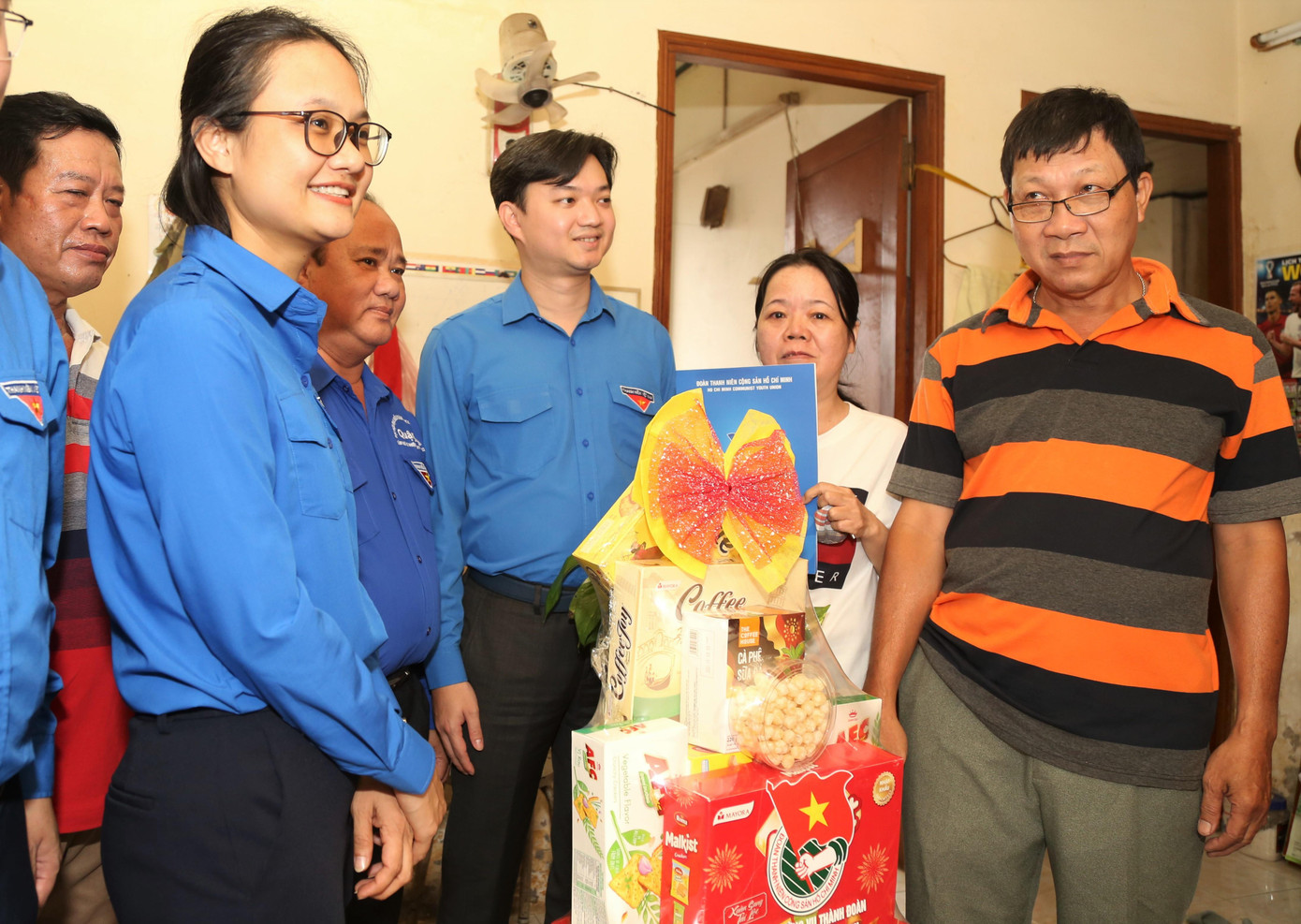 Bí thư Trung ương Đoàn Nguyễn Minh Triết (giữa) thăm, tặng quà các hộ gia đình ở chung cư trên địa bàn quận 8. Bí thư Trung ương Đoàn Nguyễn Minh Triết (giữa) thăm, tặng quà các hộ gia đình ở chung cư trên địa bàn quận 8.