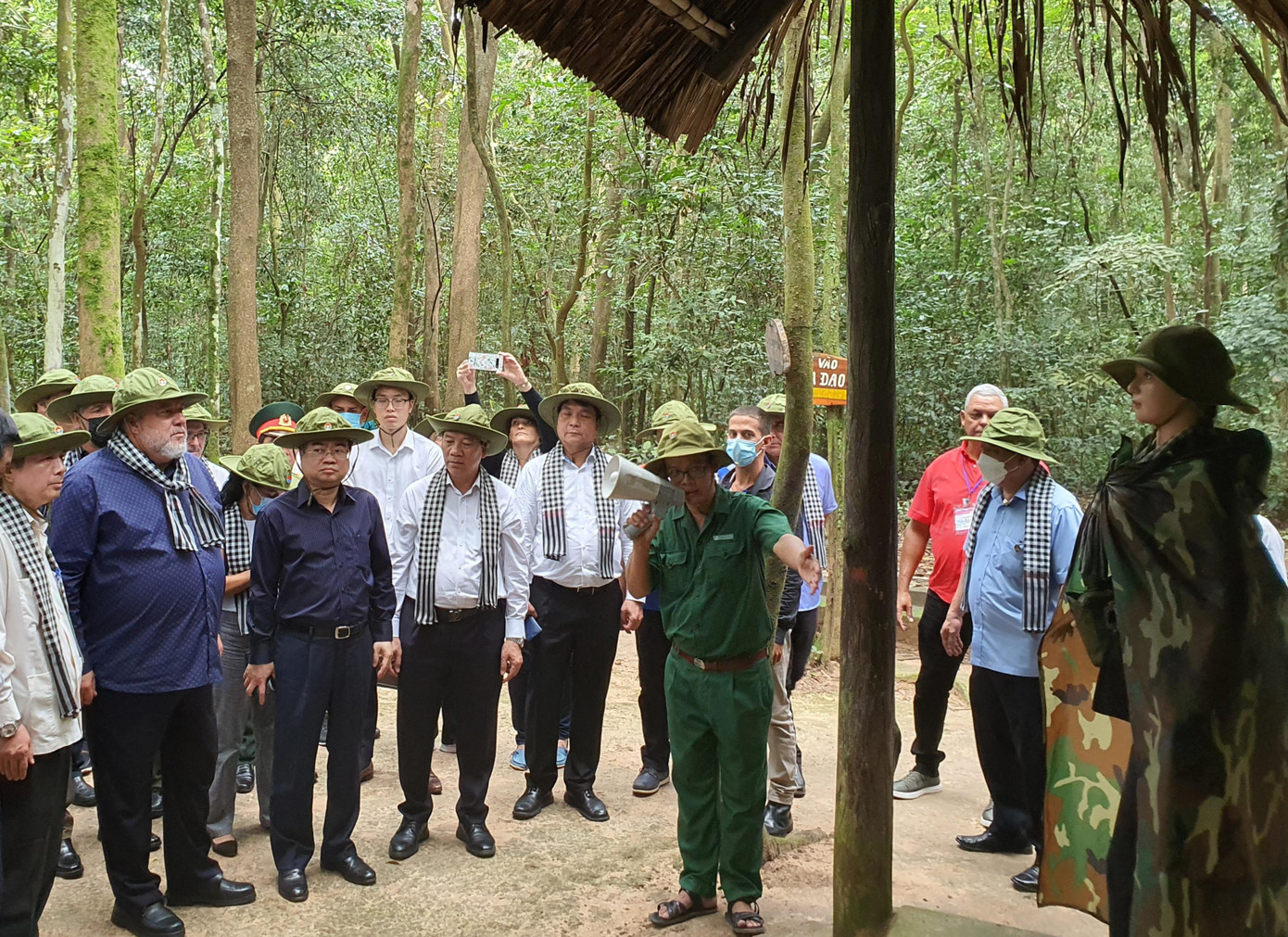 Đoàn đại biểu cấp cao Chính phủ Cuba nghe giới thiệu về khu địa đạo đã làm nên những chiến công oanh liệt của dân tộc Việt Nam.