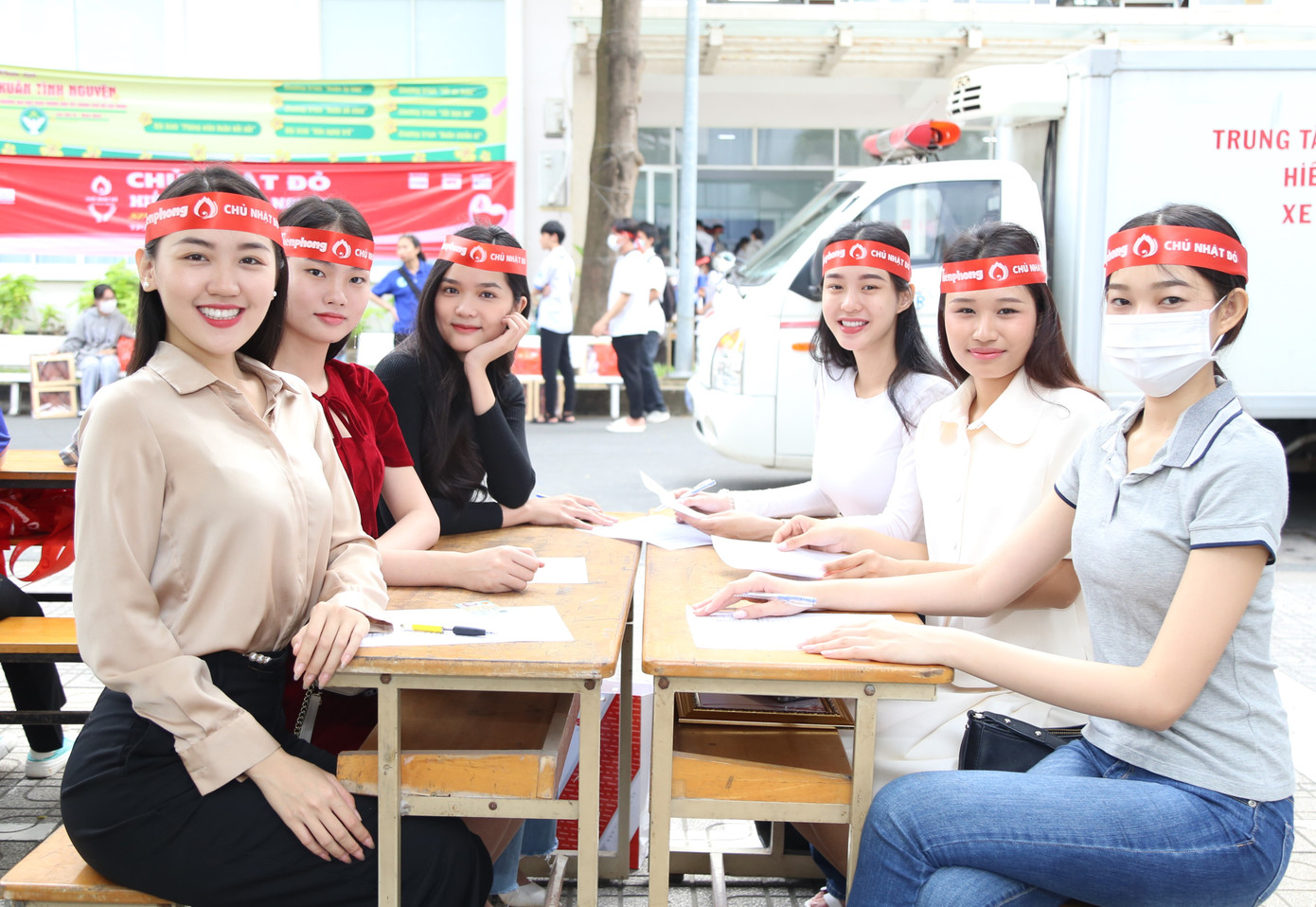 Sau khi tham dự phần lễ ở hội trường, các cô gái trưởng thành từ cuộc thi Hoa hậu Việt Nam 2022 đã cùng đăng ký hiến máu để góp giọt hồng vào ngân hàng máu. Tuy nhiên, do một số lý do, hầu hết các bạn chưa đủ điều kiện cho máu dịp này.