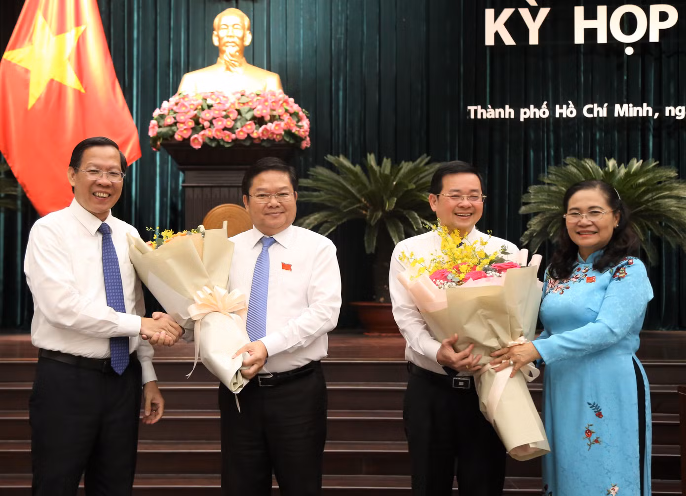 Chủ tịch UBND TPHCM Phan Văn Mãi (bìa trái) cùng Chủ tịch HĐND TPHCM Nguyễn Thị Lệ trao hoa chúc mừng ông Nguyễn Toàn Thắng (thứ 3 từ trái qua) và ông Lê Văn Thinh (thứ 2 từ trái qua). Ảnh: Ngô Tùng