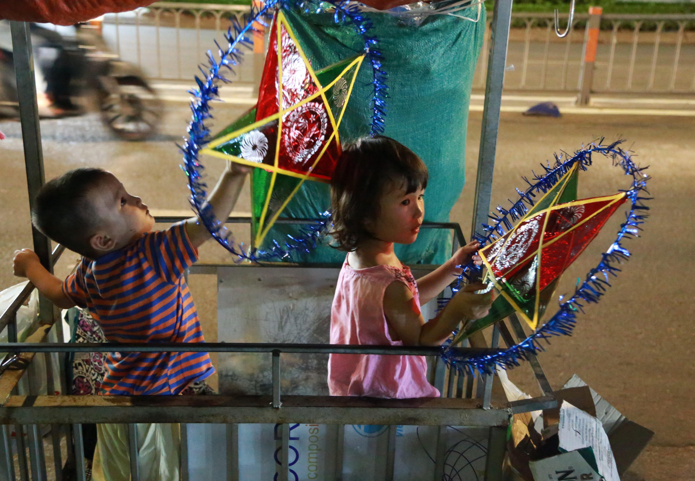 Hai em bé được mẹ dẫn theo trên bước đường mưu sinh trong đêm đã nhận được món quà ý nghĩa trong mùa Trung thu. Hai em bé được mẹ dẫn theo trên bước đường mưu sinh trong đêm đã nhận được món quà ý nghĩa trong mùa Trung thu.