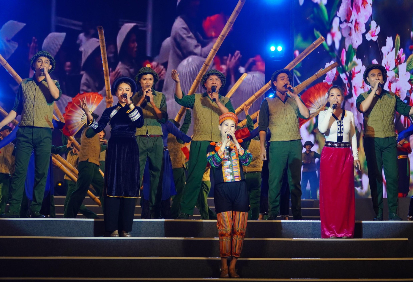 Sắc màu Tây Bắc trong liên khúc gợi nhắc chiến thắng Điện Biên Phủ năm xưa làm chấn động địa cầu.