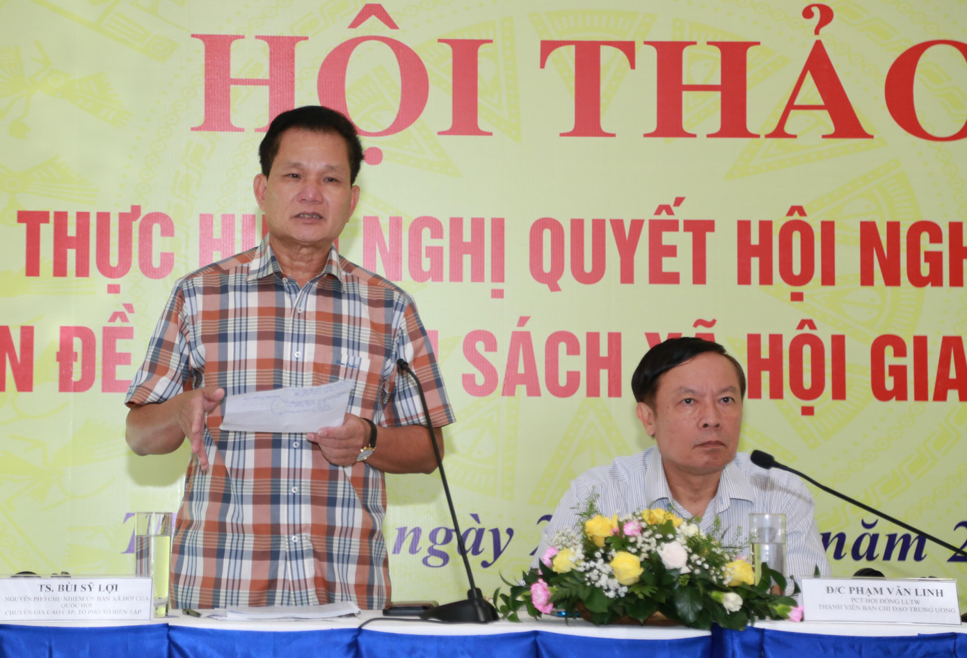 Chuyên gia Bùi Sỹ Lợi trao đổi tại hội thảo. Chuyên gia Bùi Sỹ Lợi trao đổi tại hội thảo.