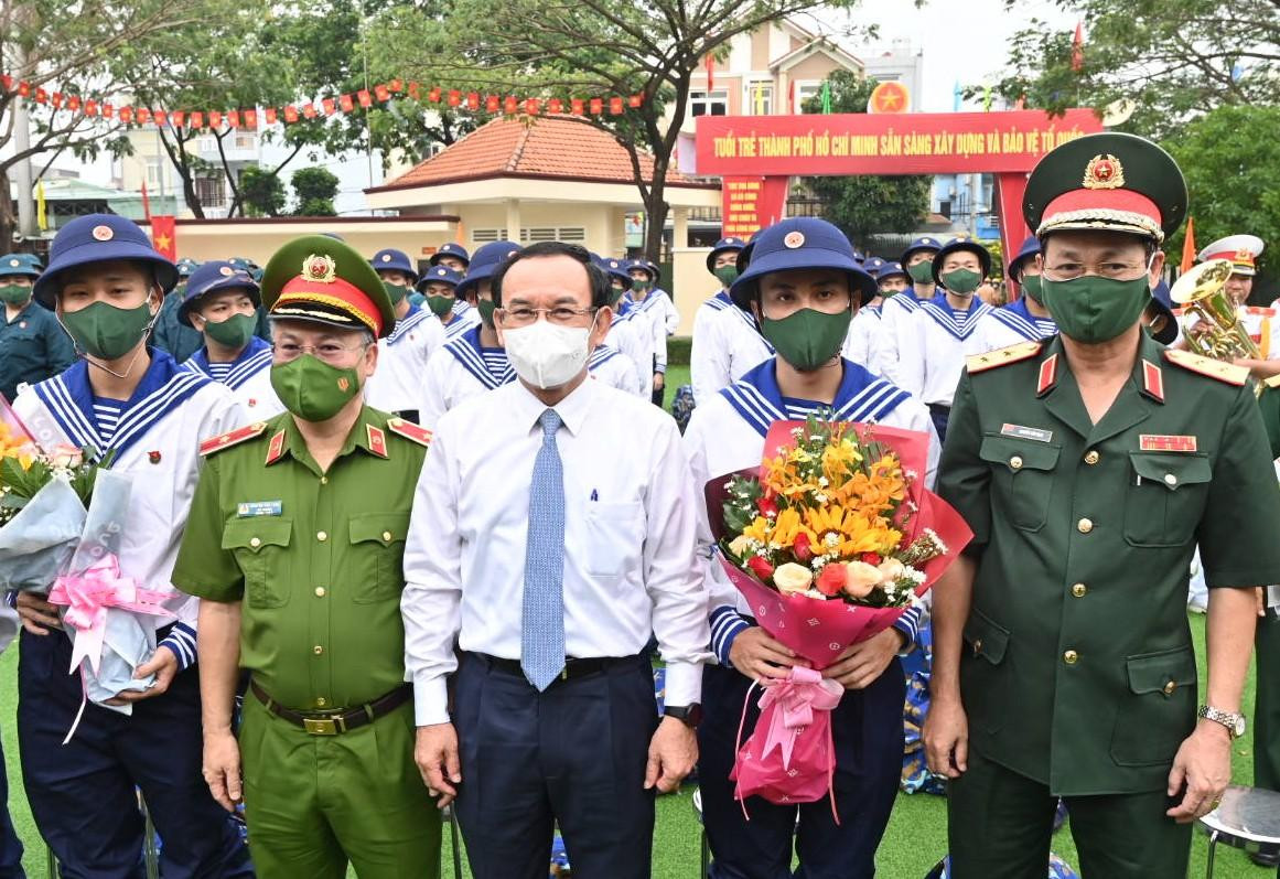 Lãnh đạo Bộ Công an, TPHCM chụp ảnh lưu niệm cùng các tân binh.