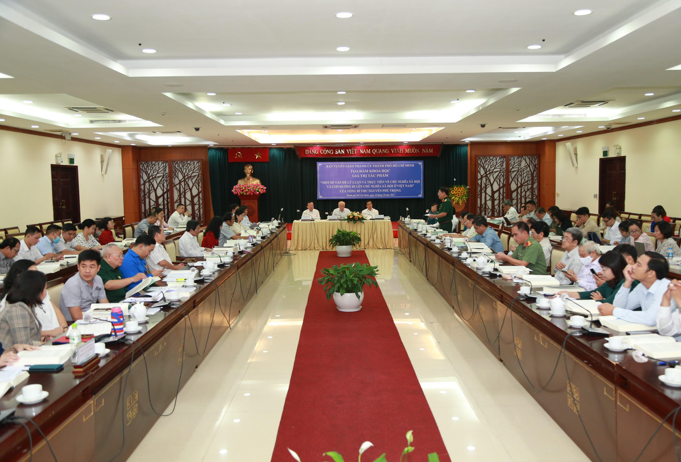 Nhiều chuyên gia, nhà khoa học tham gia cuộc tọa đàm. Ảnh: Ngô Tùng