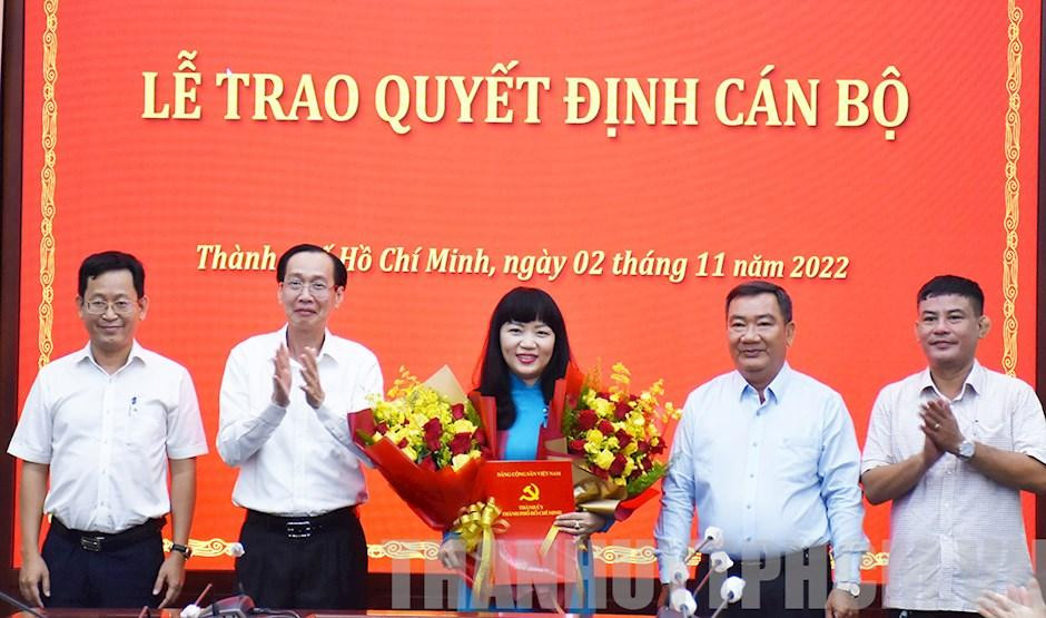 Trưởng ban Nội chính Thành ủy TPHCM Lê Thanh Liêm (thứ 2 từ trái qua) tặng hoa chúc mừng bà Phạm Thị Hồng Hà. Trưởng ban Nội chính Thành ủy TPHCM Lê Thanh Liêm (thứ 2 từ trái qua) tặng hoa chúc mừng bà Phạm Thị Hồng Hà.