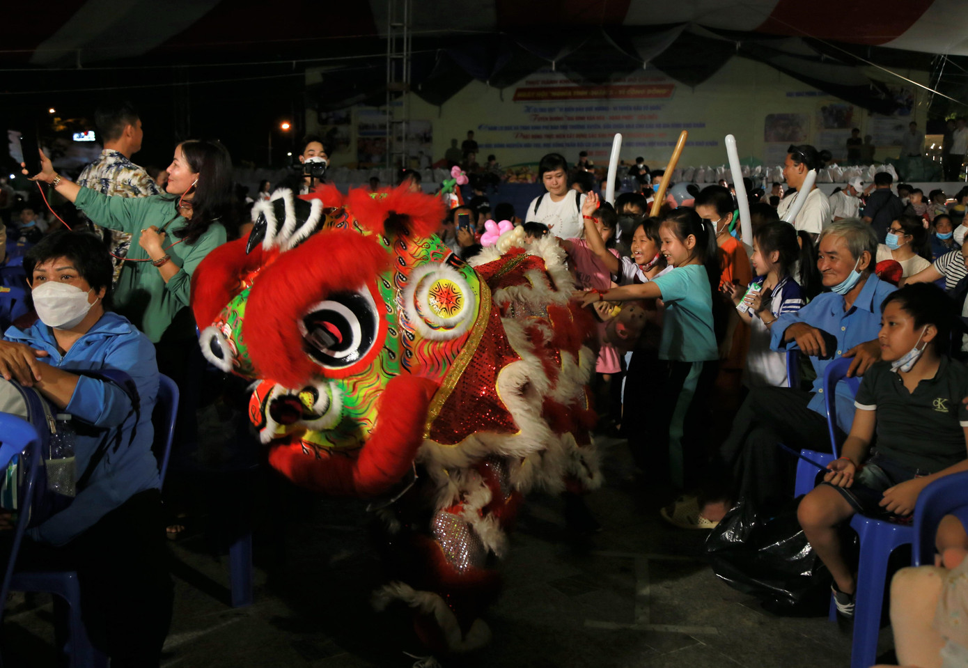 Bạn nhỏ hào hứng xem múa lân.