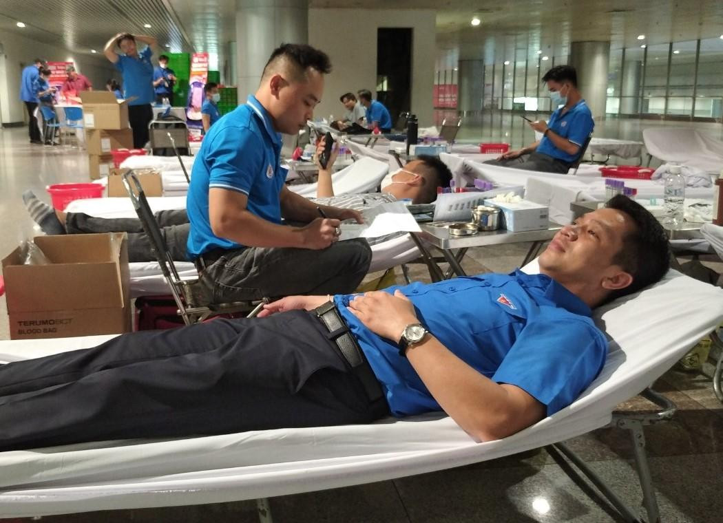 Anh Phùng Thanh Tú, Bí thư Đoàn Thanh niên Cảng Hàng không quốc tế Tân Sơn Nhất - thành viên Ban tổ chức chương trình hiến máu Chủ nhật Đỏ sáng nay cũng hào hứng tham gia hiến máu