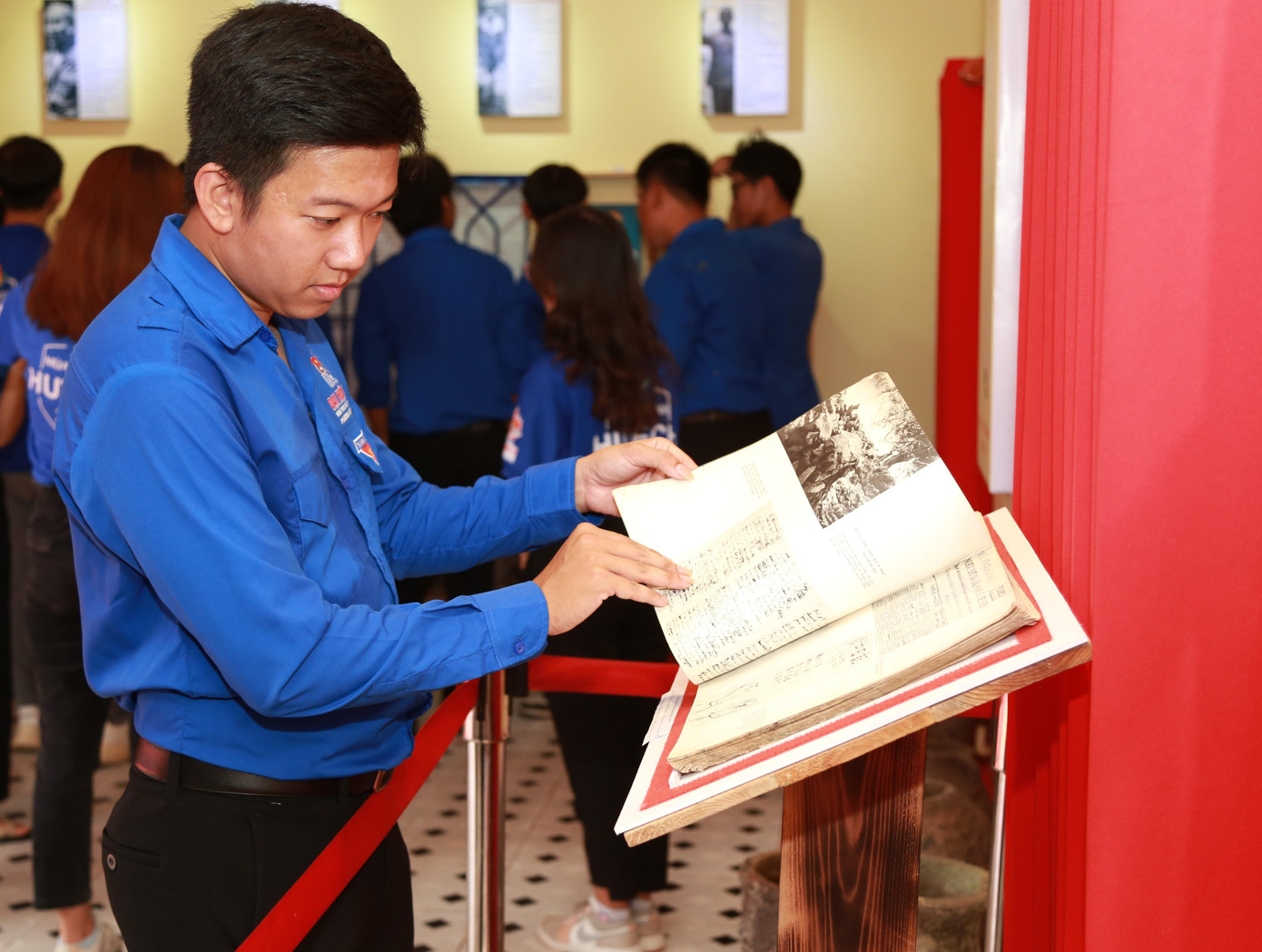 Bạn trẻ tìm hiểu thân thế, sự nghiệp của Người thông qua các tư liệu, thông tin trưng bày.