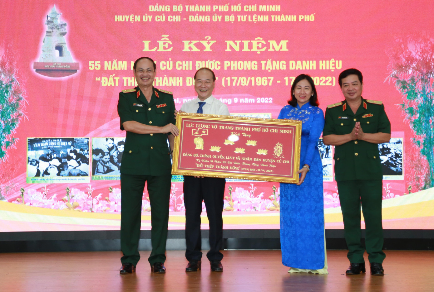 Lãnh đạo Bộ Tư lệnh TPHCM tặng quà lưu niệm đến Đảng bộ, chính quyền và nhân dân Củ Chi. Lãnh đạo Bộ Tư lệnh TPHCM tặng quà lưu niệm đến Đảng bộ, chính quyền và nhân dân Củ Chi.