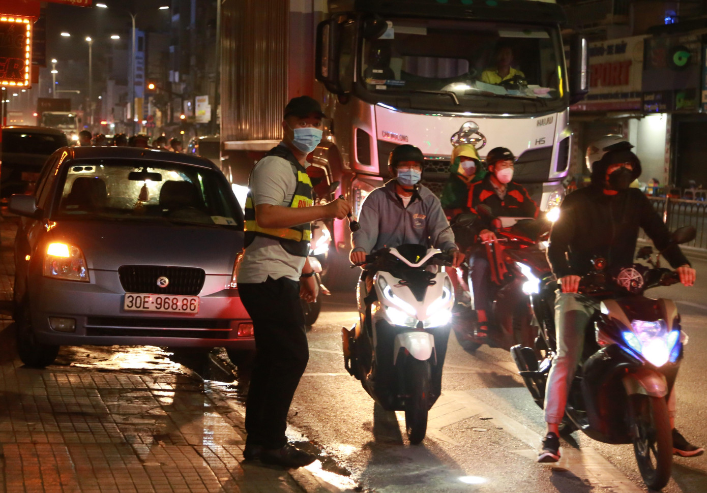 Trên đường quay về, khi thấy có một vụ va chạm giữa hai xe ô tô trên đường Hoàng Văn Thụ (quận Tân Bình), các bạn dừng xe tham gia hỗ trợ đội Cảnh sát giao thông làm nhiệm vụ.