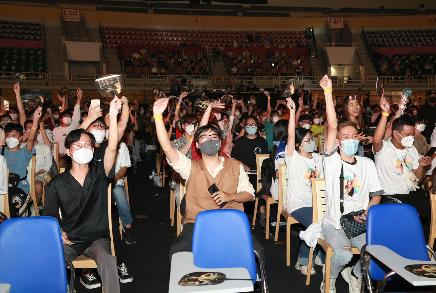 Đã có khoảng 3.000 khán giả có mặt trực tiếp tại nhà thi đấu tham dự buổi gặp gỡ, giao lưu với idol của mình.