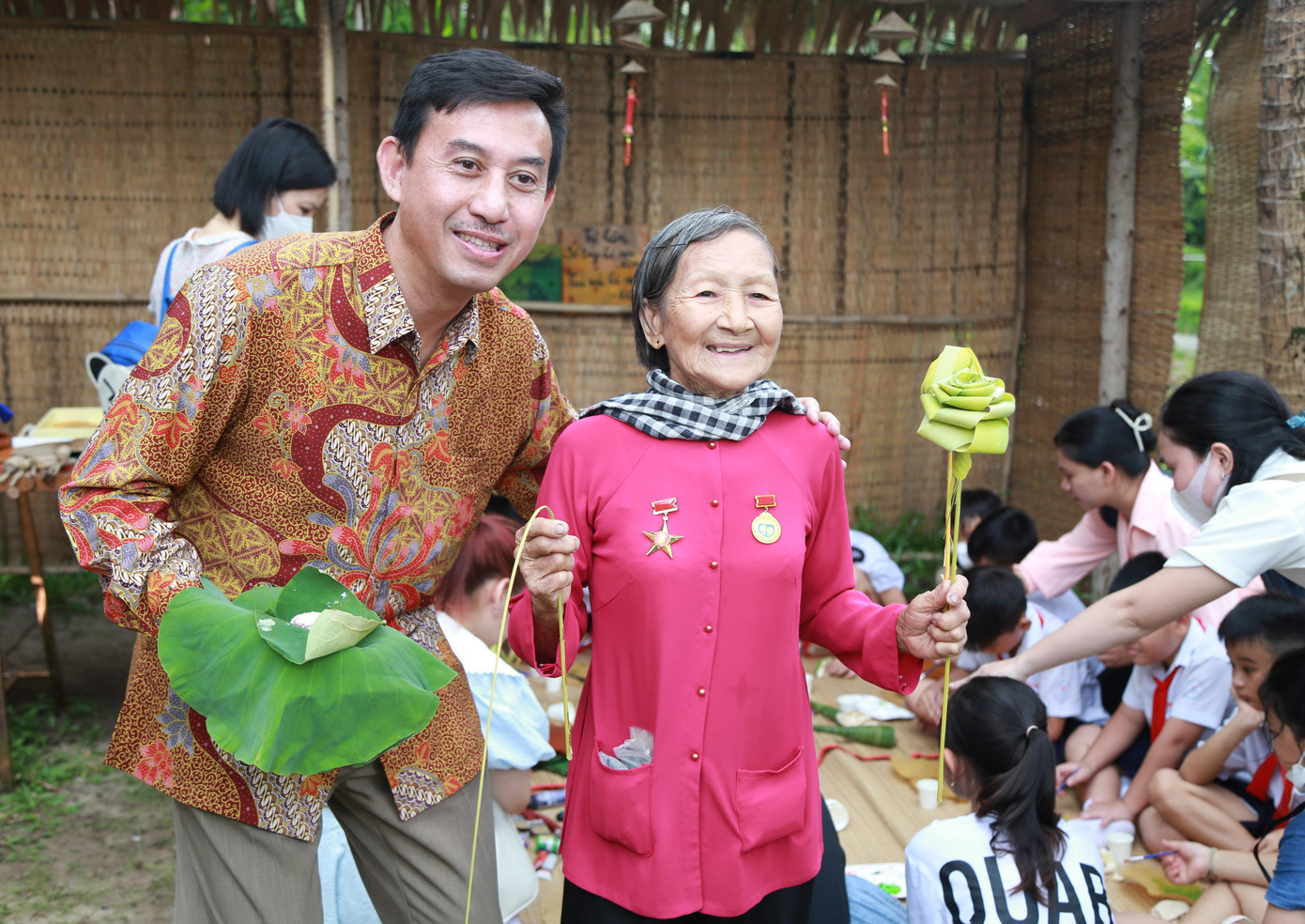 Ông Agustaviano Sofjan, Tổng Lãnh sự quán Indonesia tại TPHCM hào hứng trải nghiệm, tìm hiểu về các sản phẩm từ lá tại ngày hội.
