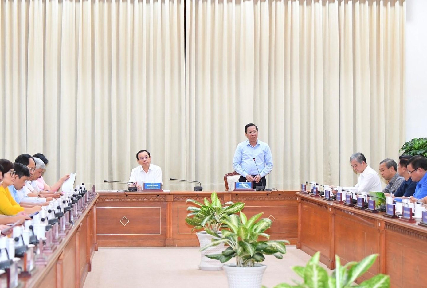 Chủ tịch UBND TPHCM Phan Văn Mãi cho rằng lãnh đạo cấp trên cần tạo niềm tin, chia sẻ cho cấp dưới. Chủ tịch UBND TPHCM Phan Văn Mãi cho rằng lãnh đạo cấp trên cần tạo niềm tin, chia sẻ cho cấp dưới.