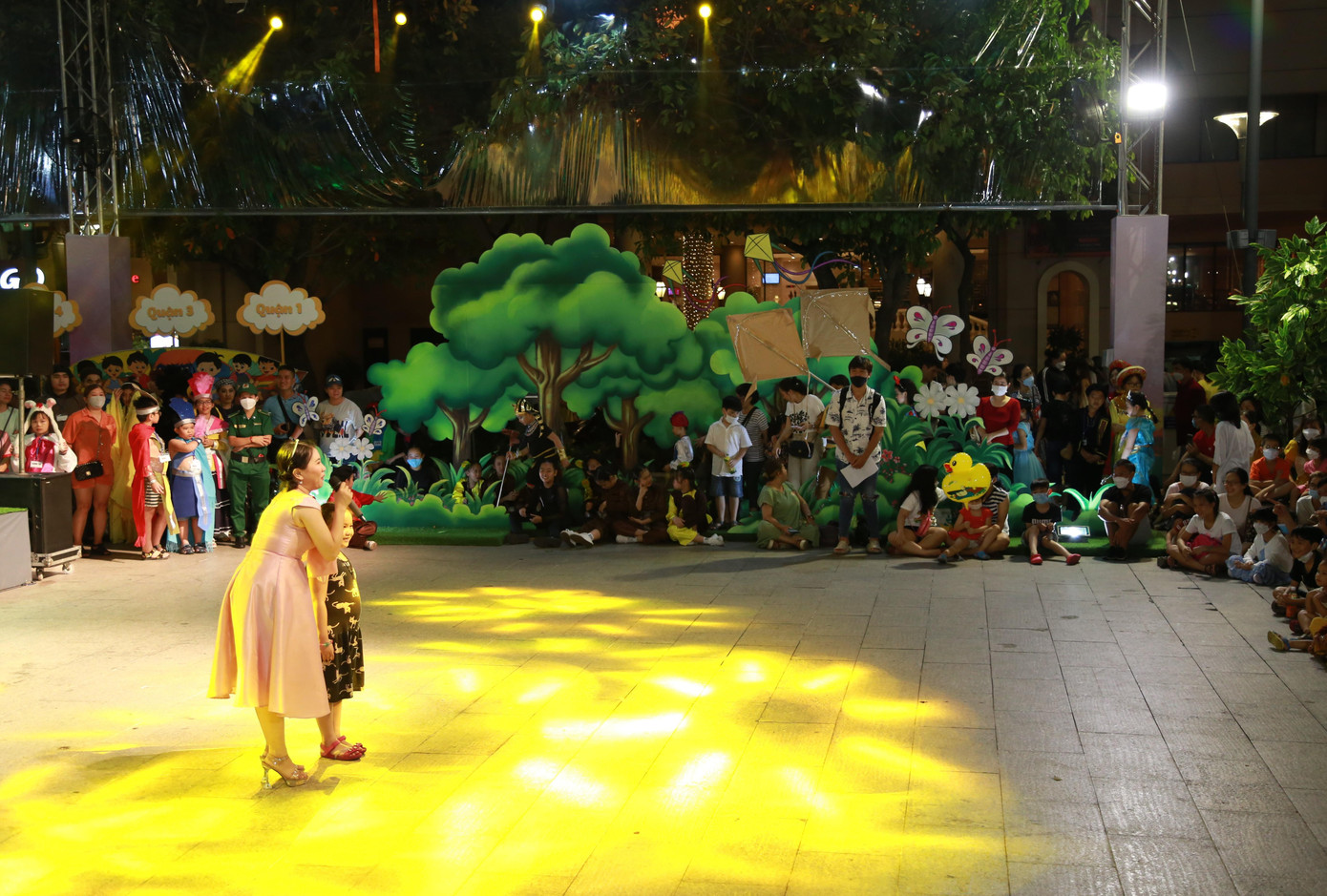 Nằm trong khuôn khổ các hoạt động chào mừng 46 năm ngày thành phố Sài Gòn - Gia Định chính thức mang tên Chủ tịch Hồ Chí Minh, tại Phố đi bộ còn diễn ra các hoạt động diễn xướng văn nghệ đặc sắc phục vụ đa dạng nhu cầu thưởng lãm nghệ thuật của đông đảo khán giả trong và ngoài nước. Ảnh: Ngô Tùng