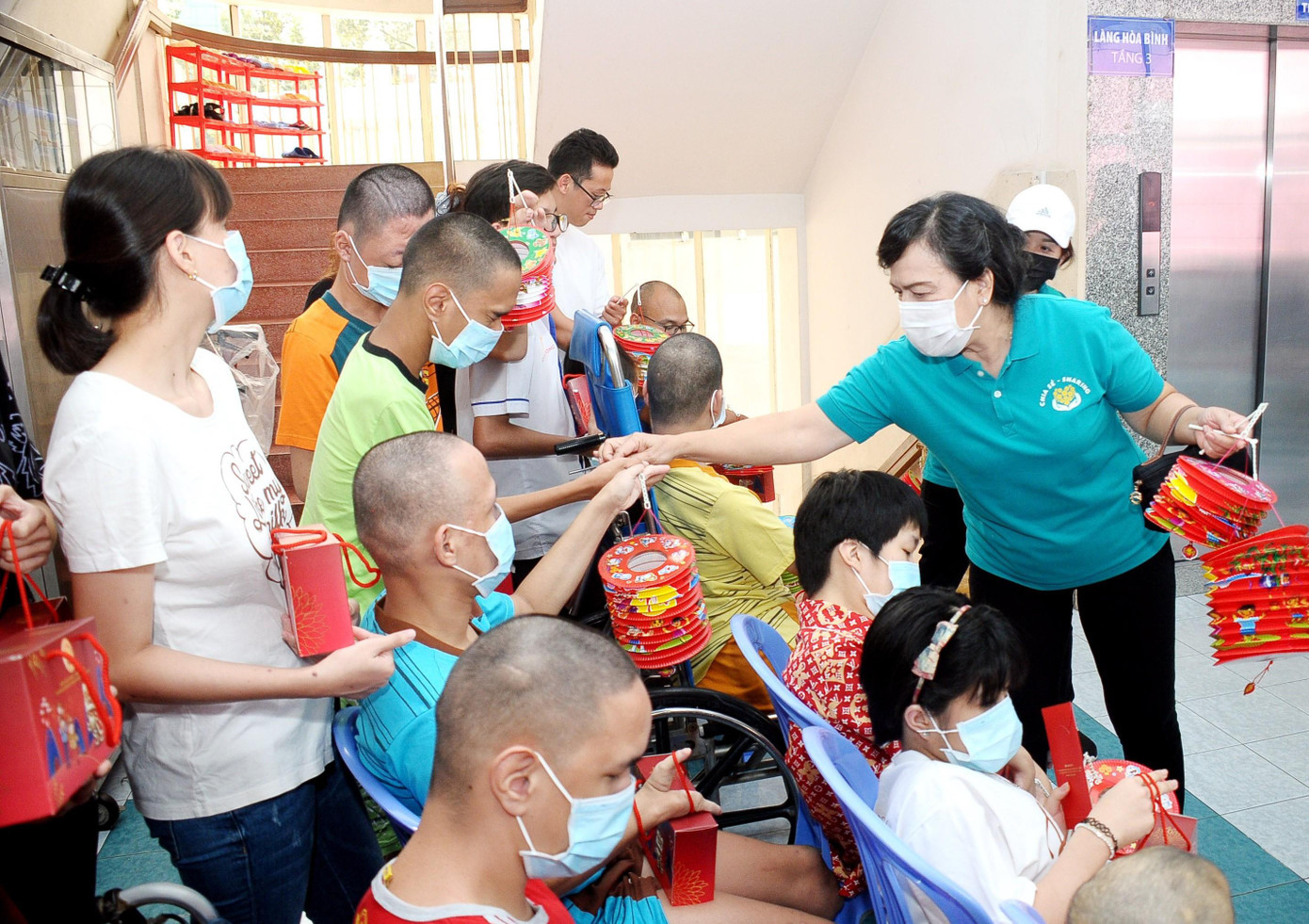 Tại chương trình, gia đình bà Mai Thị Hạnh (phu nhân nguyên Chủ tịch nước Trương Tấn Sang) trao học bổng cho các em có hoàn cảnh đặc biệt. Cùng ngày, bà Mai Thị Hạnh (bìa phải) đã đến thăm và tặng quà Trung thu cho các bệnh nhi tại Bệnh viện Từ Dũ.