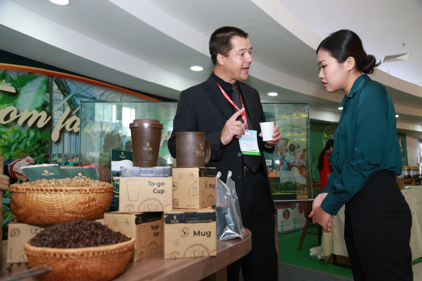 Đại biểu tìm hiểu các sản phẩm đặc trưng vùng miền của Việt Nam. Đại biểu tìm hiểu các sản phẩm đặc trưng vùng miền của Việt Nam.