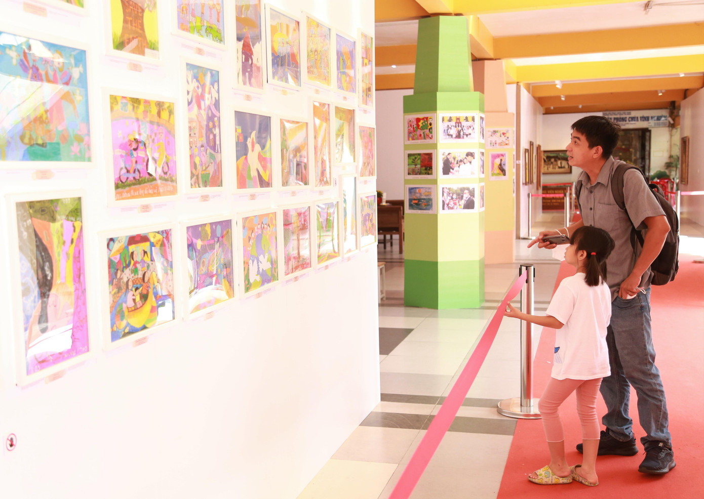 Hoạt động triển lãm tranh của trẻ em yếu thế và gây quỹ từ bán tranh của các họa sĩ tên tuổi, diễn ra tại chùa Vĩnh Nghiêm. Ảnh: Ngô Tùng