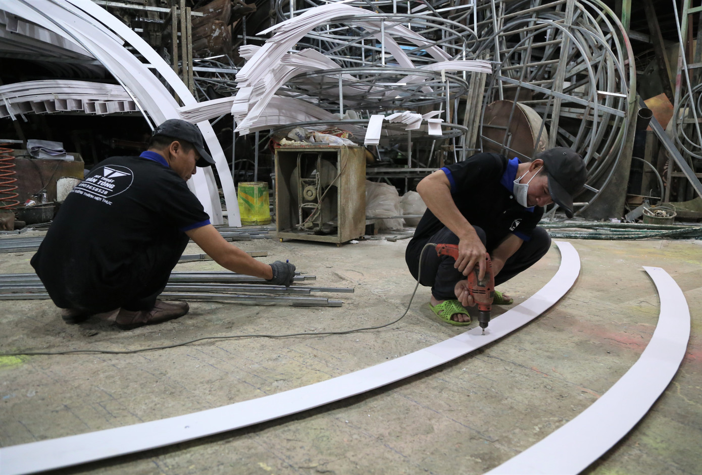 Cùng với thiết kế, chế tác linh vật, đội ngũ nhân viên khác cũng tập trung thi công các tiểu cảnh, đại cảnh cho đường hoa.