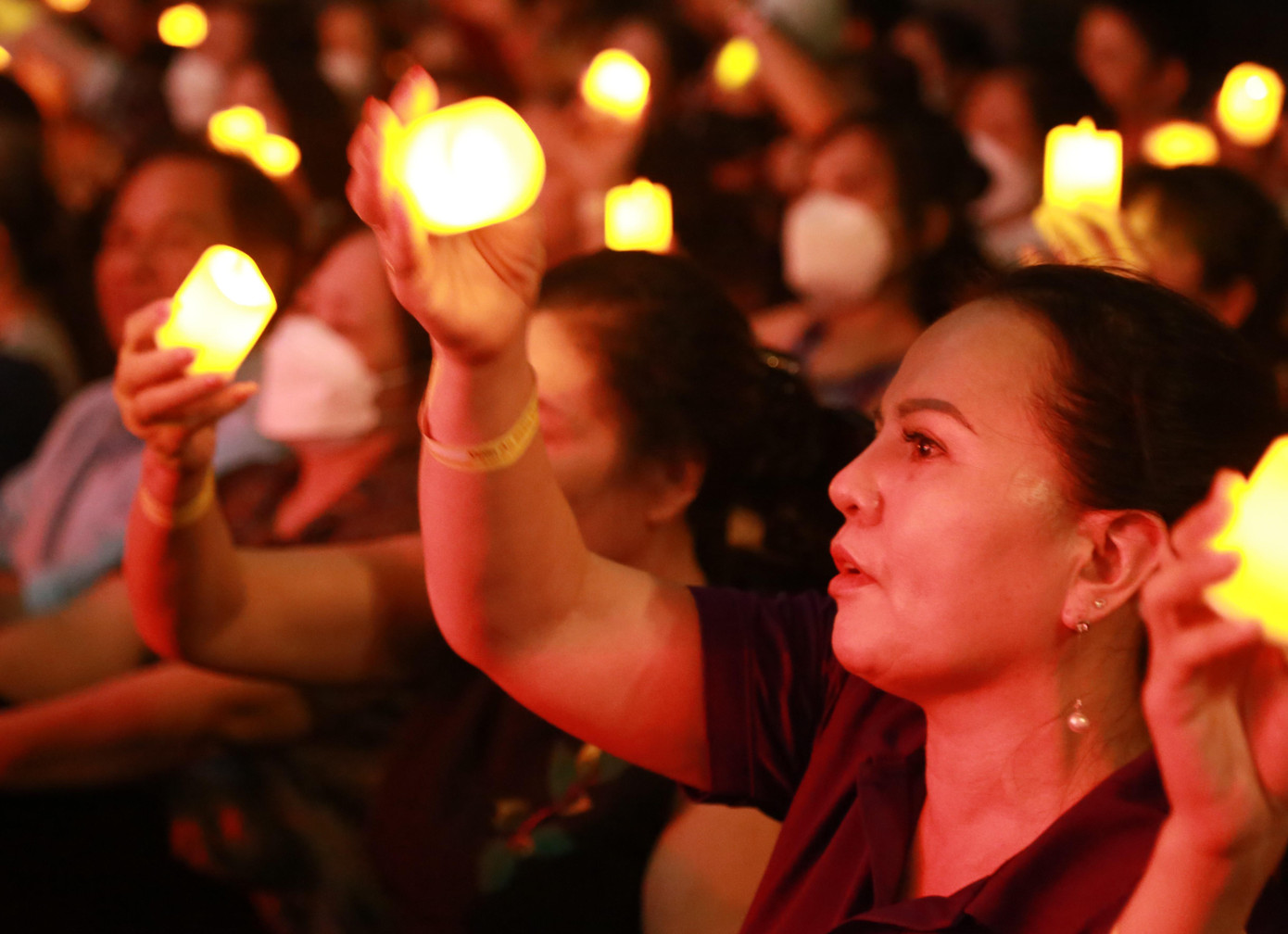 Khán giả hòa giọng theo từng bài hát tưởng nhớ cố nghệ sĩ Phi Nhung. Khán giả hòa giọng theo từng bài hát tưởng nhớ cố nghệ sĩ Phi Nhung.