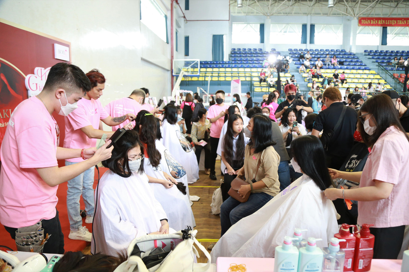 Đến với ngày hội, người dân nhiều lứa tuổi tình nguyện tham gia hiến tóc tặng các bệnh nhân ung thư. Đây là hoạt động nhân văn, thu hút rất đông người chung sức tại ngày hội mỗi năm.