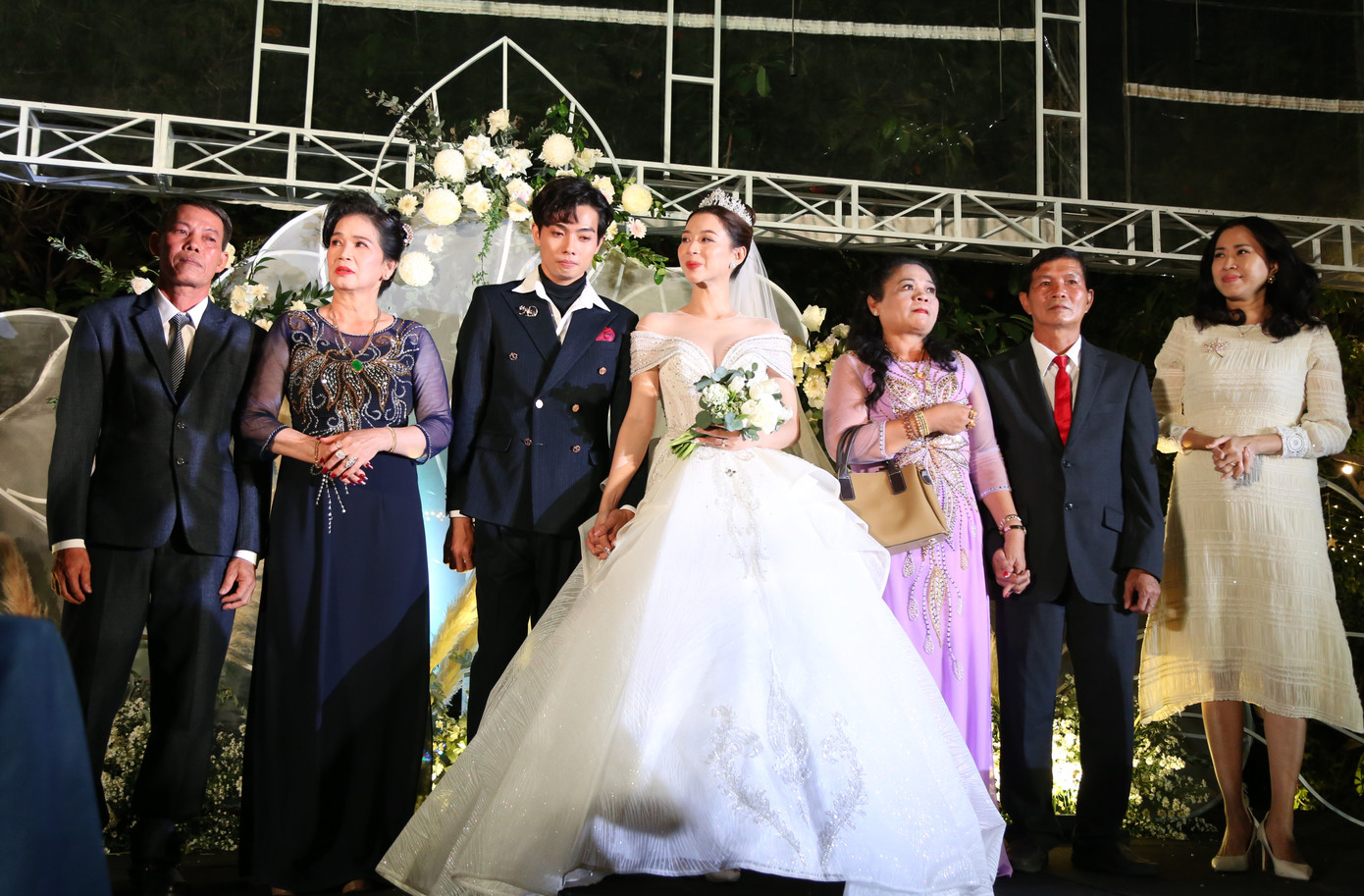 Giây phút lắng đọng, xúc động khi nghệ sĩ Trịnh Kim Chi chia sẻ với đôi bạn trẻ.