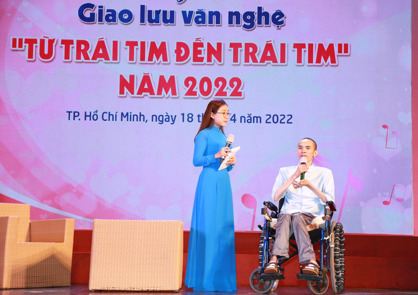 Tham gia giao lưu trong chương trình, anh Nguyễn Chánh Tín chia sẻ câu chuyện nỗ lực vượt qua nỗi đau trong quá khứ để trở thành một người truyền cảm hứng. Không may gặp tai nạn vào năm 23 tuổi ngay trước khi lập gia đình, anh Tín như gục ngã. Sau một thời gian dài chạy chữa và nỗ lực vươn lên, anh Tín đã viết tự truyện "Tôi chọn sống" như bày tỏ nỗi lòng và truyền cảm hứng phấn đấu, vượt lên những khó khăn, thách thức trong cuộc sống đến với mọi người - Ảnh: Ngô Tùng