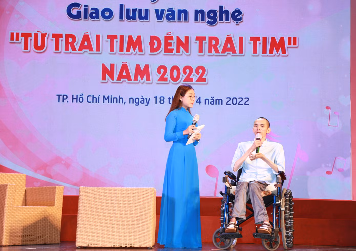 Tham gia giao lưu trong chương trình, anh Nguyễn Chánh Tín chia sẻ câu chuyện nỗ lực vượt qua nỗi đau trong quá khứ để trở thành một người truyền cảm hứng. Không may gặp tai nạn vào năm 23 tuổi ngay trước khi lập gia đình, anh Tín như gục ngã. Sau một thời gian dài chạy chữa và nỗ lực vươn lên, anh Tín đã viết tự truyện "Tôi chọn sống" như bày tỏ nỗi lòng và truyền cảm hứng phấn đấu, vượt lên những khó khăn, thách thức trong cuộc sống đến với mọi người - Ảnh: Ngô Tùng