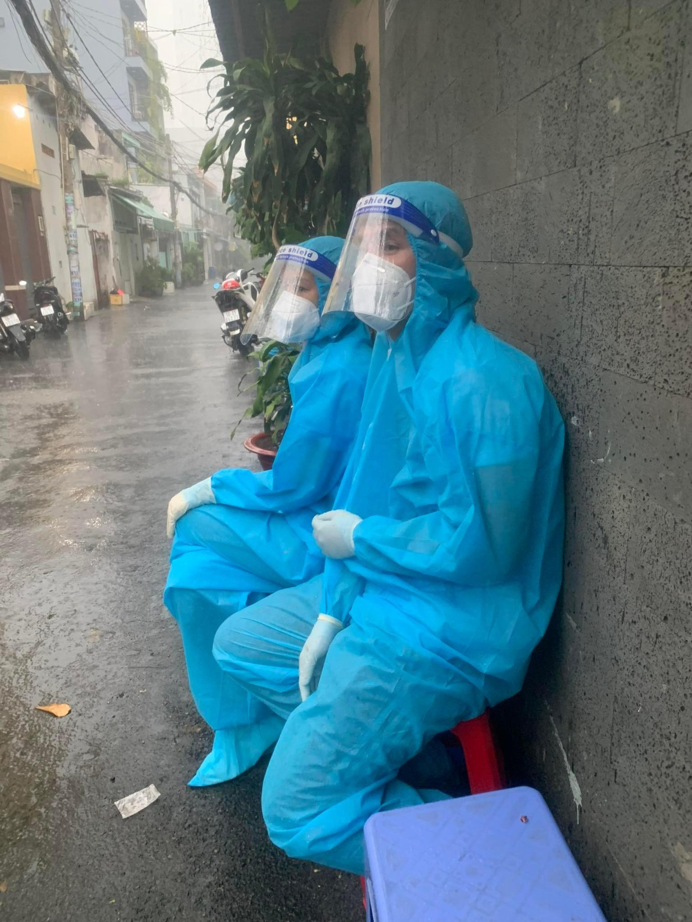 Đồng hành chống dịch suốt nhiều tháng liền, Phi Kha và Ngọc Châu trở nên thân thiết và có nhiều kỷ niệm đáng nhớ. Đồng hành chống dịch suốt nhiều tháng liền, Phi Kha và Ngọc Châu trở nên thân thiết và có nhiều kỷ niệm đáng nhớ.