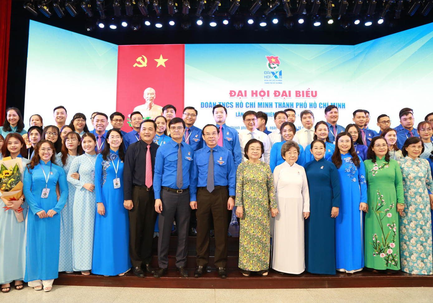 Bí thư Thành ủy TPHCM Nguyễn Văn Nên, Bí thư thứ nhất Trung ương Đoàn Bùi Quang Huy chụp ảnh lưu niệm cùng các tổ đại biểu dự Đại hội. Bí thư Thành ủy TPHCM Nguyễn Văn Nên, Bí thư thứ nhất Trung ương Đoàn Bùi Quang Huy chụp ảnh lưu niệm cùng các tổ đại biểu dự Đại hội.