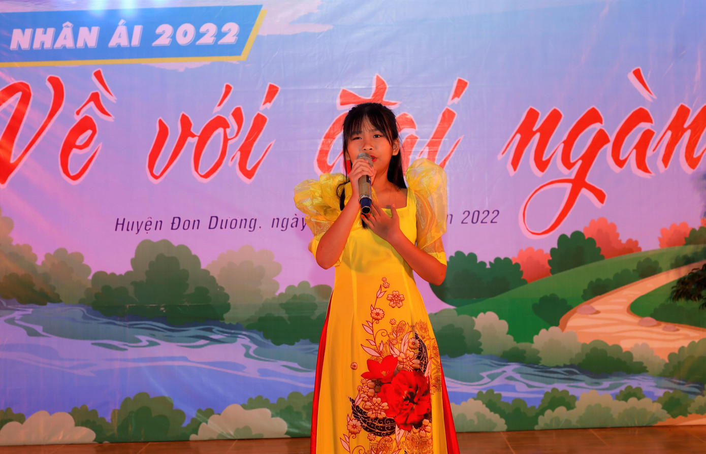 Các giọng ca nhí cất cao tiếng hát trong khuôn khổ chương trình "Về với đại ngàn" 2022.