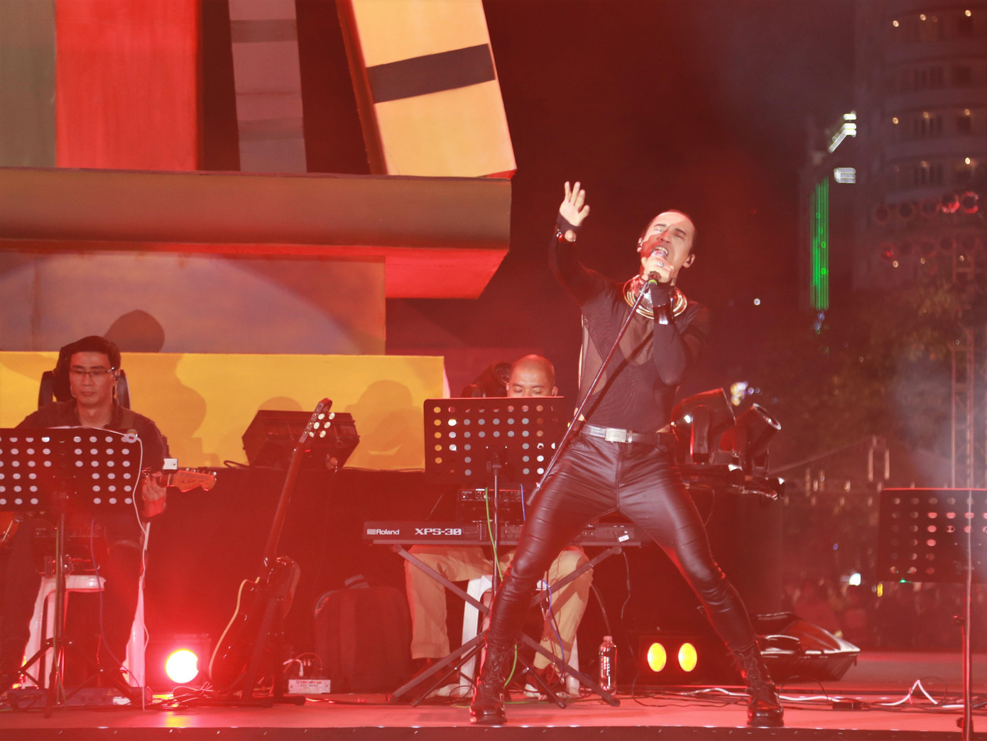 Trở lại với khán giả TPHCM sau đêm nhạc kỷ niệm 27 năm thành lập ban nhạc Bức Tường mới đây mà anh là giọng ca chính, rocker Phạm Anh Khoa tiếp tục "đốt cháy" bầu không khí âm nhạc giữa lòng Sài thành bằng một loạt hit "Bông hồng thủy tinh", Ngựa ô thương nhớ"... Trở lại với khán giả TPHCM sau đêm nhạc kỷ niệm 27 năm thành lập ban nhạc Bức Tường mới đây mà anh là giọng ca chính, rocker Phạm Anh Khoa tiếp tục "đốt cháy" bầu không khí âm nhạc giữa lòng Sài thành bằng một loạt hit "Bông hồng thủy tinh", Ngựa ô thương nhớ"...