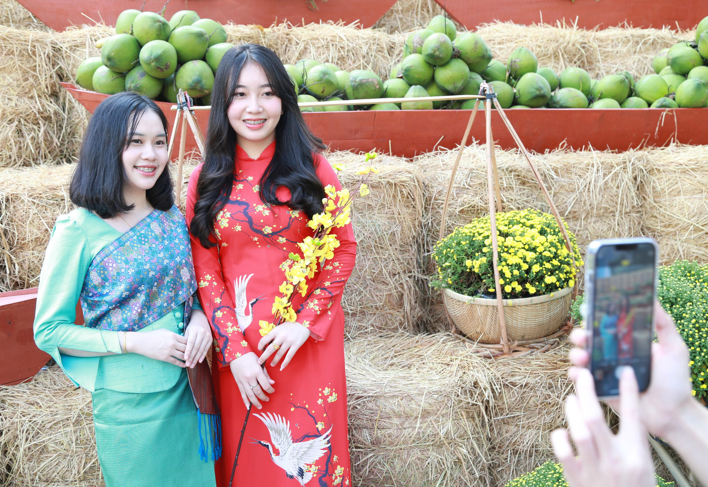 Bạn trẻ đến với không gian Tết cổ truyền, khoe sắc giữa 'rừng' mai vàng rực rỡ ảnh 6 Bạn trẻ đến với không gian Tết cổ truyền, khoe sắc giữa 'rừng' mai vàng rực rỡ ảnh 6