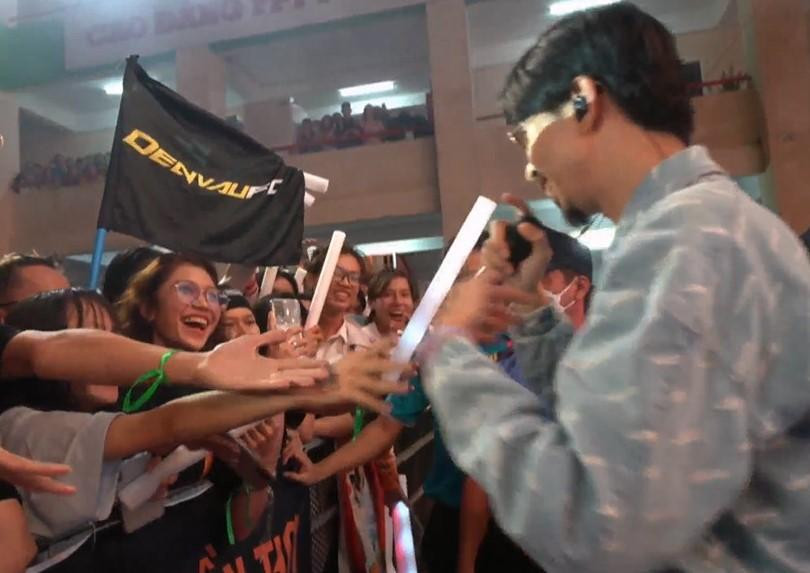 Đen hào hứng tương tác, trò chuyện cùng các bạn trẻ.