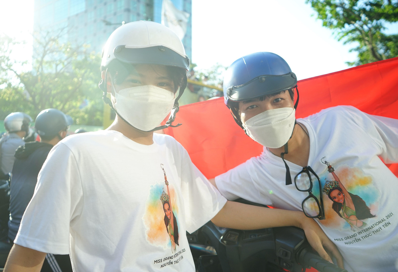 Người hâm mộ mang áo phông in hình Hoa hậu Thùy Tiên.
