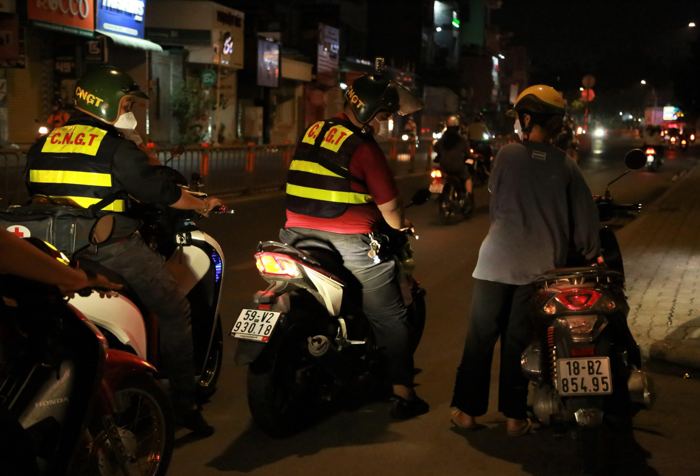 Tối cuối tuần, sau khi xuất phát "đi tuần" chưa được bao lâu, nhóm gặp một trường hợp cô gái trẻ dắt bộ xe máy trên đường Phan Văn Trị. Tìm hiểu sơ bộ, các bạn cùng nhau giúp bạn trẻ này khắc phục sự cố. Sau khoảng 5 phút nỗ lực, các thành viên đã tiếp cận và lấy được chìa khóa xe ra ngoài cho "khổ chủ".