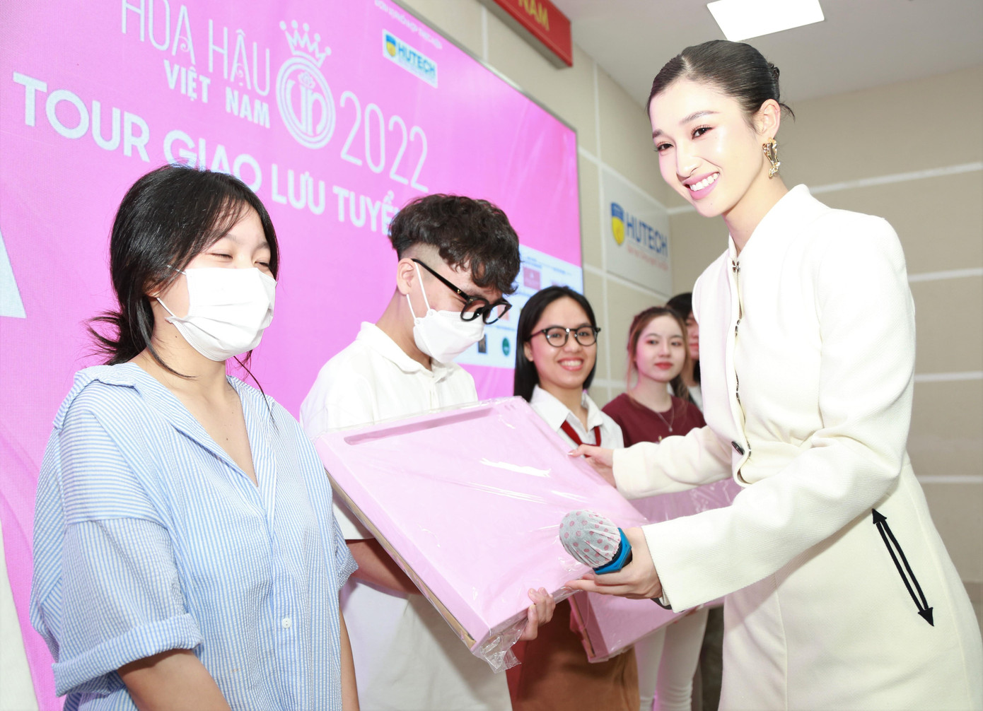 Á hậu Phương Nhi trao phần quà cho màn thể hiện ấn tượng nhất.